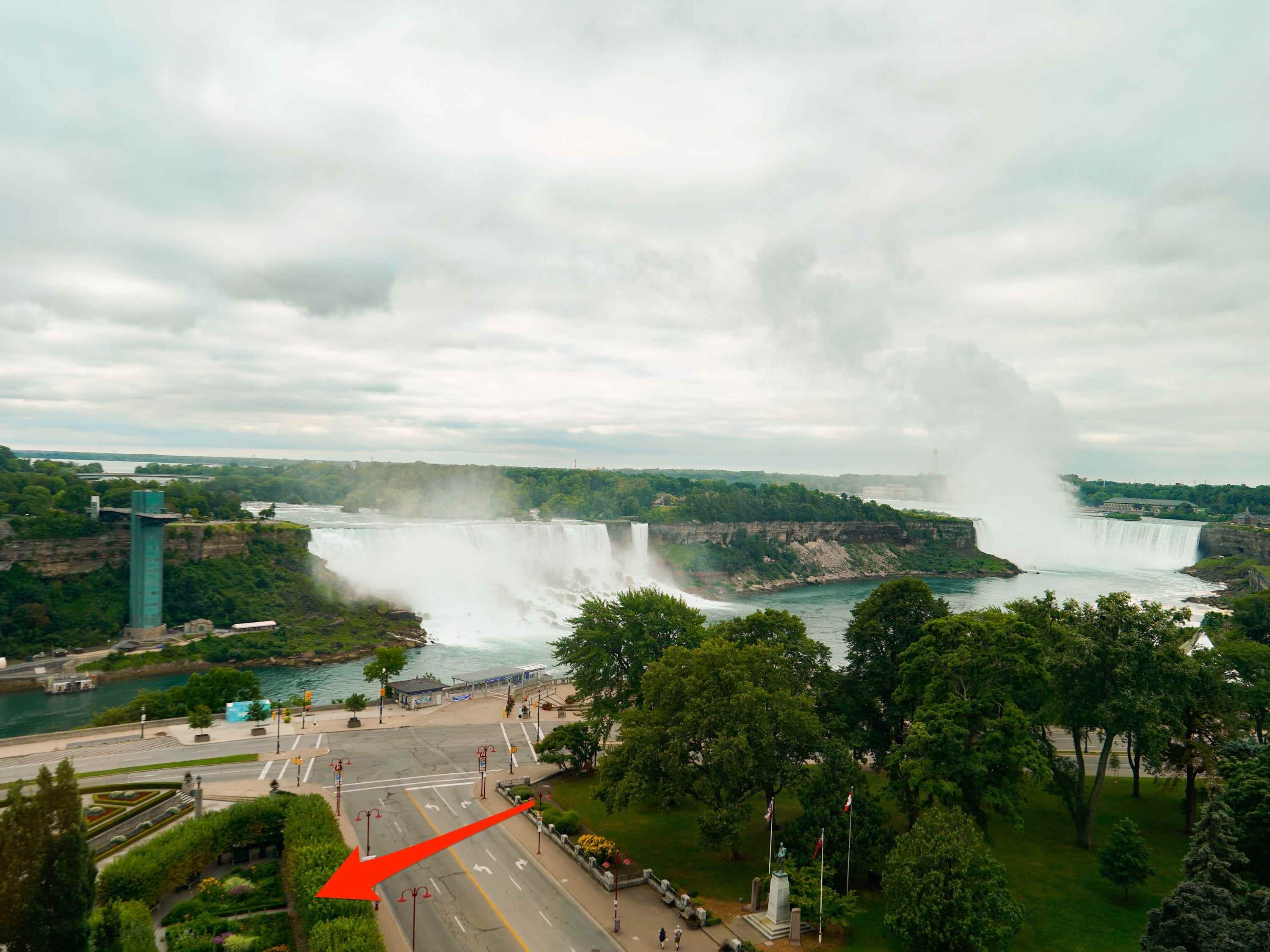 Ein Pfeil zeigt auf einen Park neben den Niagarafällen