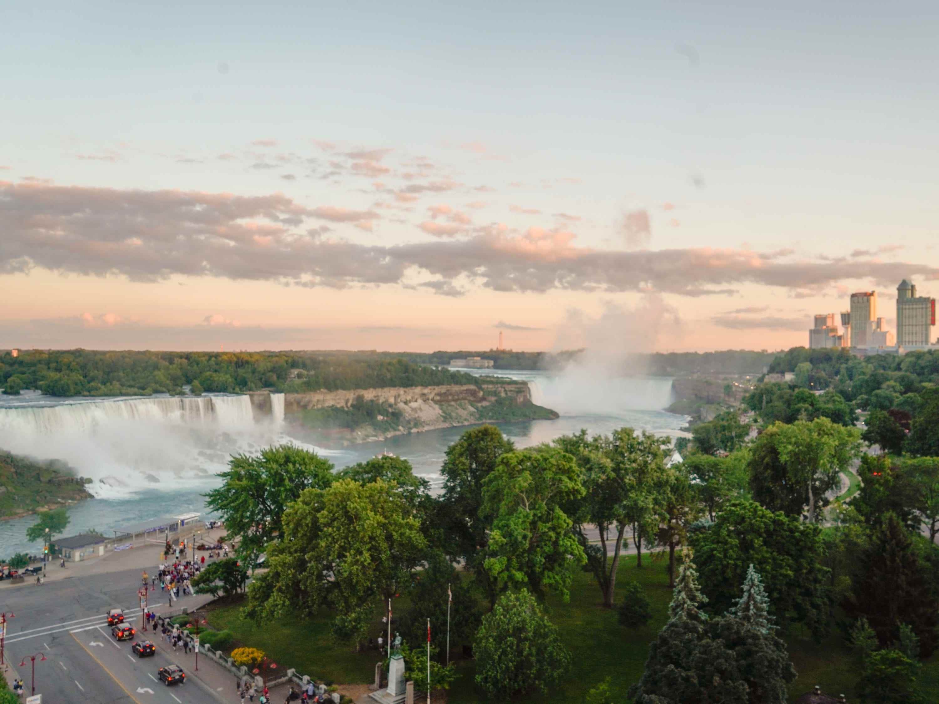 Blick auf die Niagarafälle vom Sheraton Hotelzimmer bei Sonnenuntergang