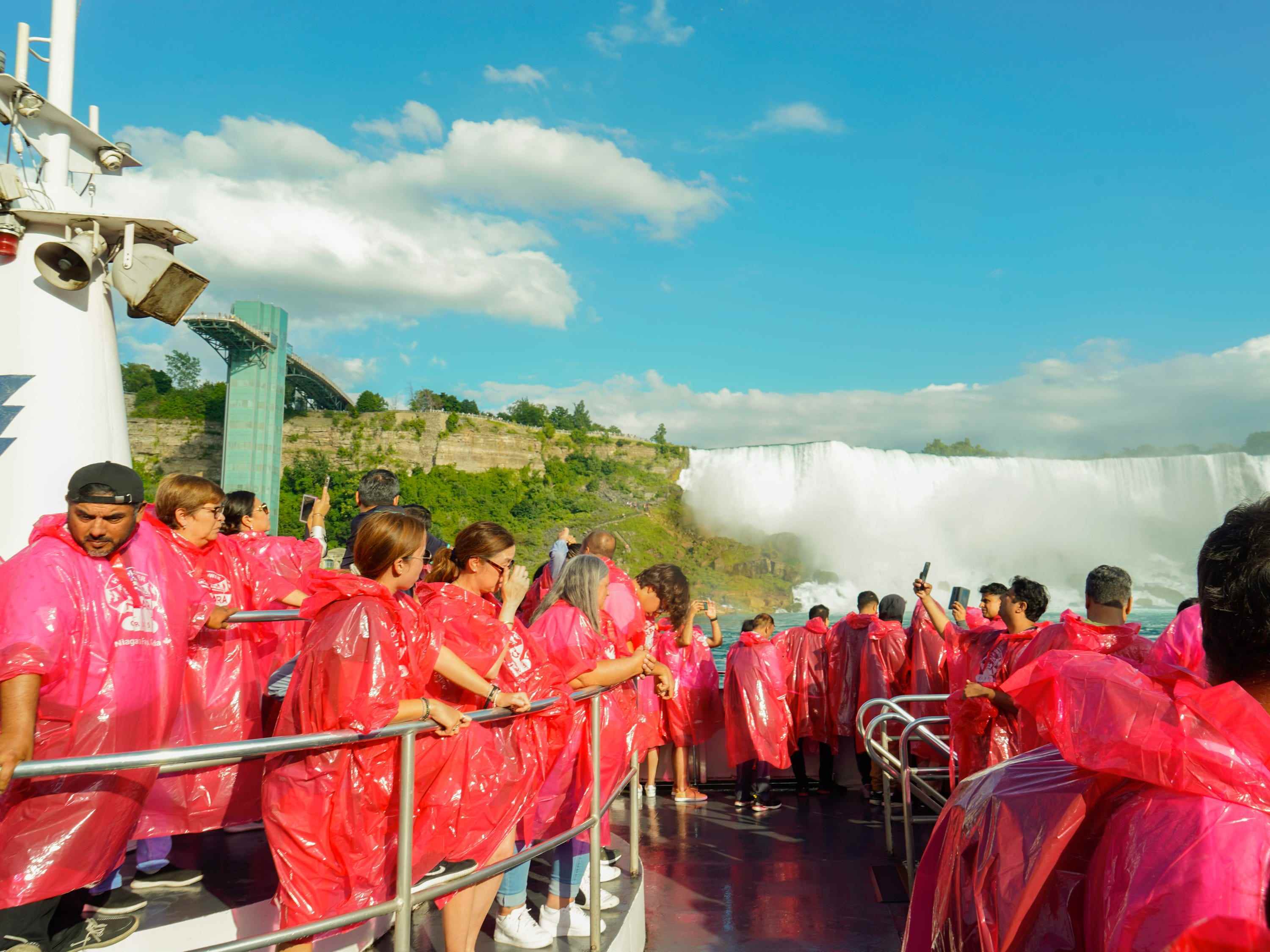 Menschenmassen auf dem Boot an den Niagarafällen