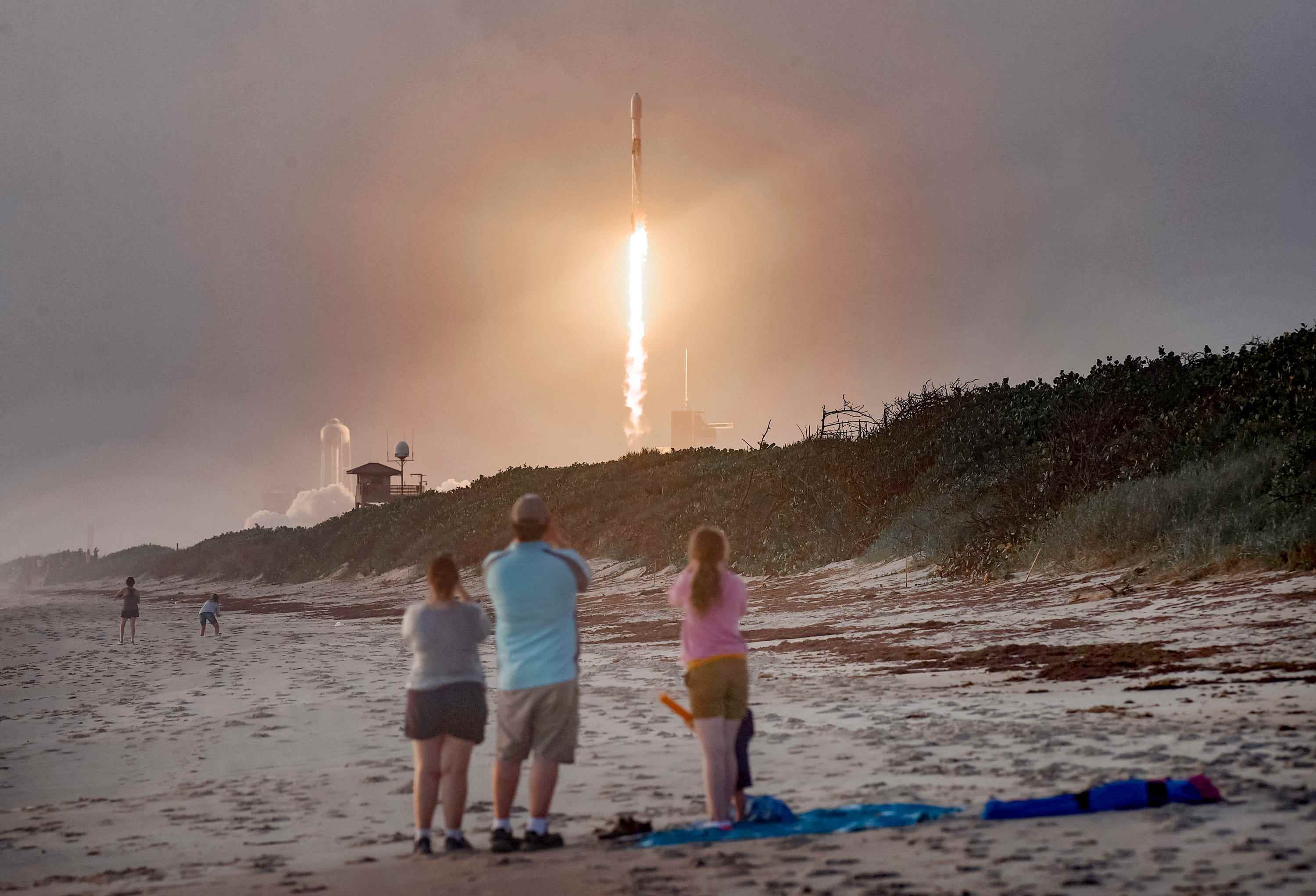 Spacex Falcon 9 Raketenstart Starlink Internet Satelliten 13. Mission Cape Canaveral Florida Strand Familie GettyImages 1228923231 edit
