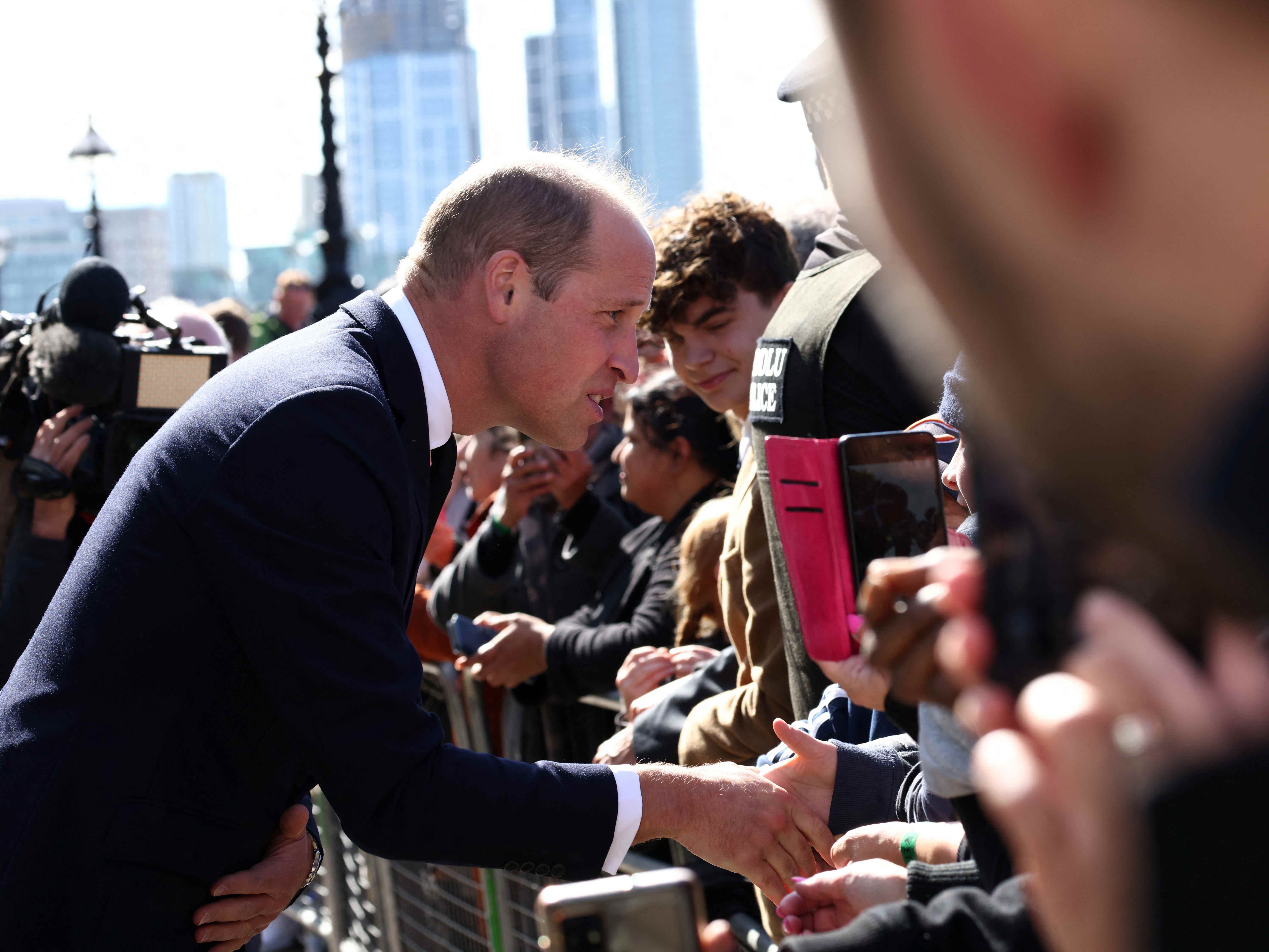 Der britische Prinz William begrüßt Menschen, die Schlange stehen, um der britischen Königin Elizabeth nach ihrem Tod am 17. September 2022 in London, Großbritannien, ihre Aufwartung zu machen.