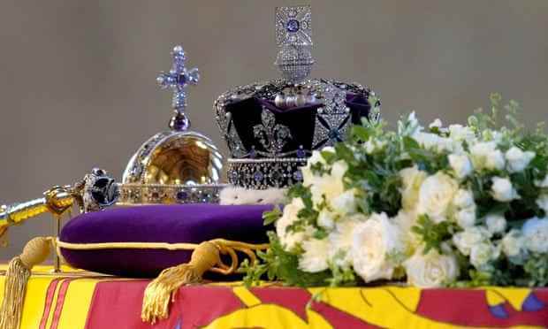 Der Sarg von Queen Elizabeth II., gehüllt in die königliche Standarte mit der kaiserlichen Staatskrone und Reichsapfel und Zepter des Souveräns.