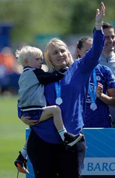 Emma Hayes mit ihrem Sohn Harry bei der Übergabe der WSL-Trophäe 2022.