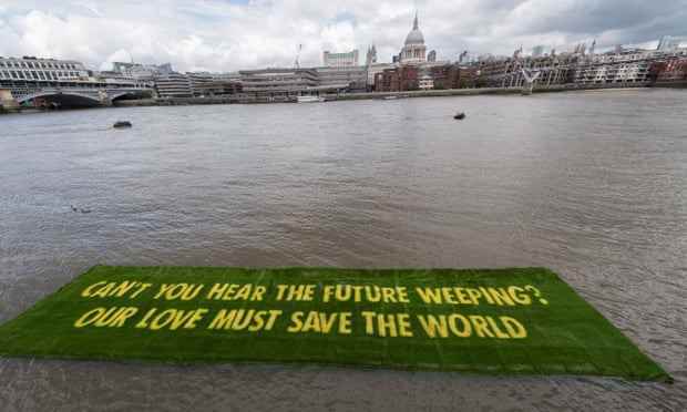 Grasbanner-Kunstinstallation schwimmt auf der Themse in London
