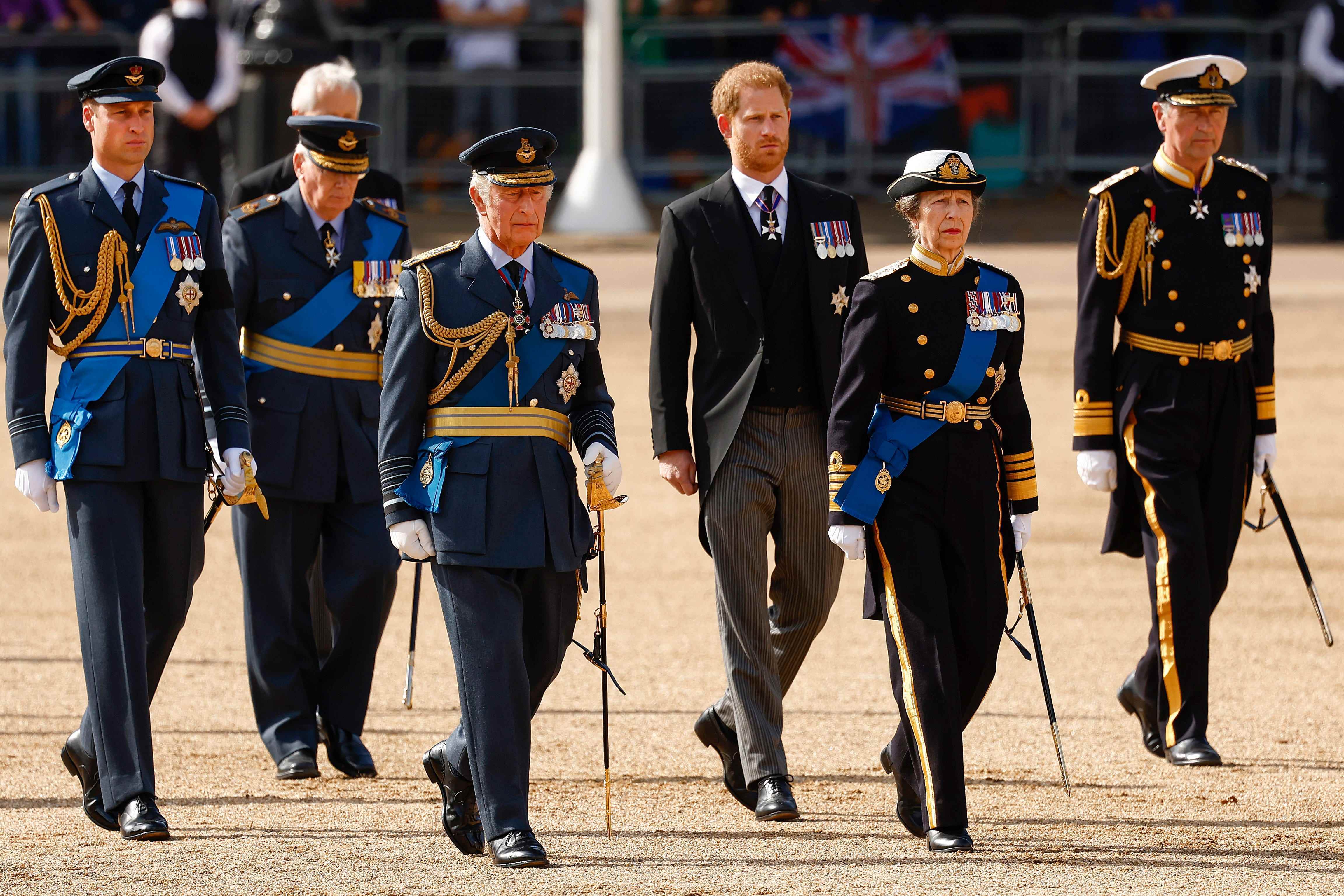 Mitglieder der königlichen Familie Prozess hinter Queen Elizabeths Sarg.