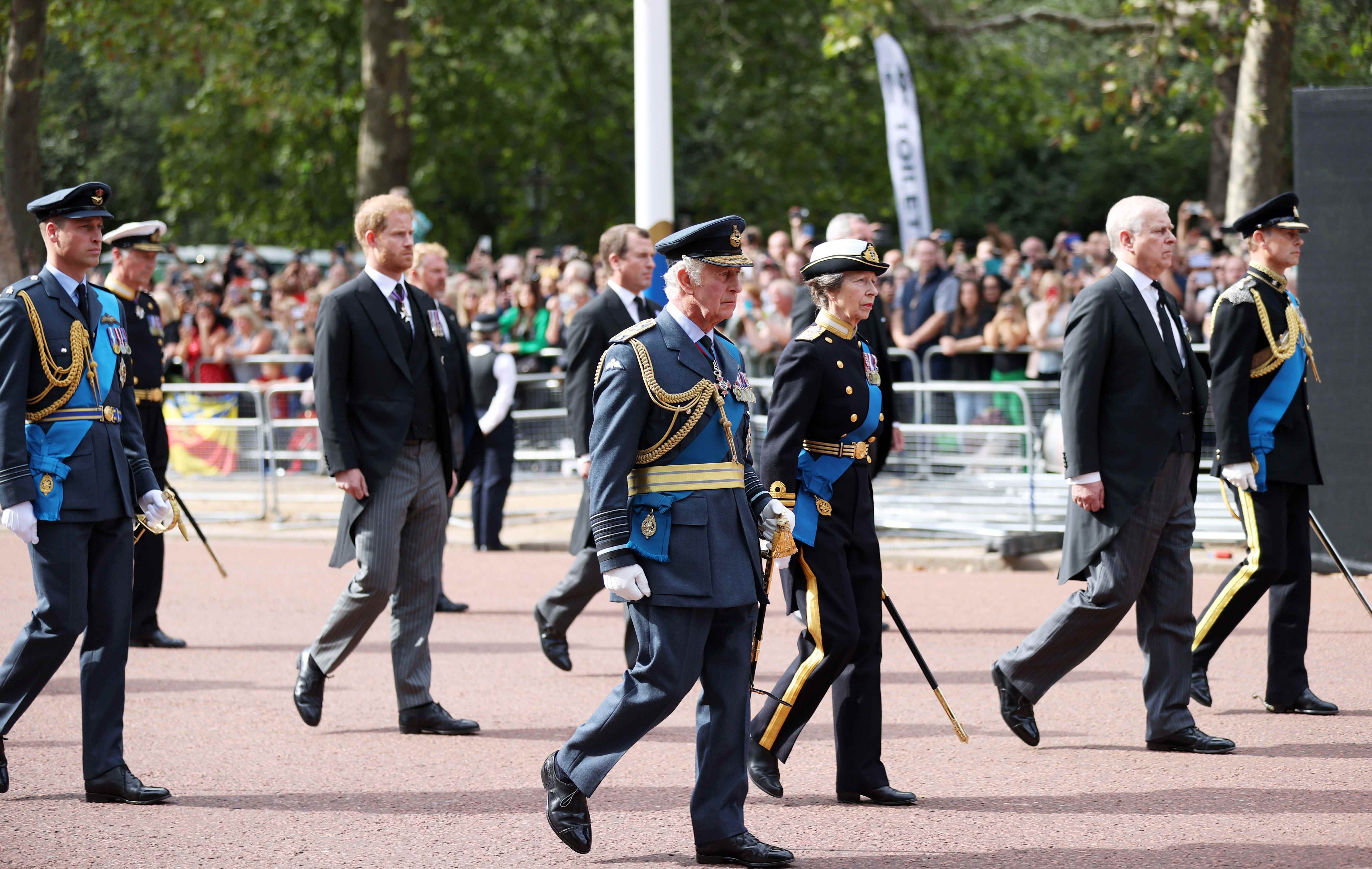Mitglieder der königlichen Familie gehen hinter dem Sarg von Königin Elizabeth II. vom Buckingham Palace zur Westminster Hall
