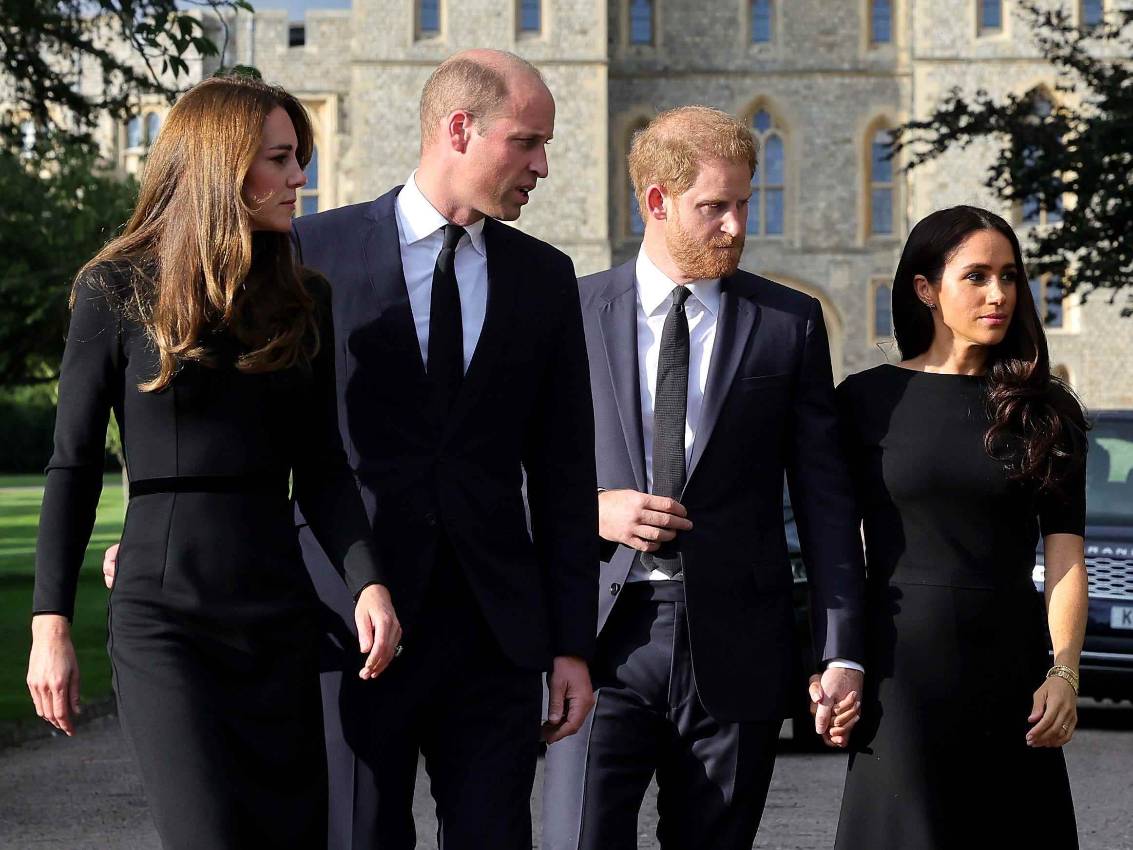 Catherine, Prinzessin von Wales, Prinz William, Prinz von Wales, Prinz Harry, Herzog von Sussex, und Meghan, Herzogin von Sussex, kommen am Samstag auf dem langen Spaziergang in Windsor Castle an, um Blumen und Ehrungen für Königin Elizabeth zu sehen.