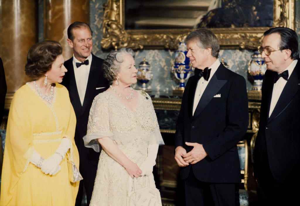 Präsident Jimmy Carter spricht mit der Königin und der Königinmutter, während Prinz Philip und der italienische Premierminister Giulio Andreotti zusehen.