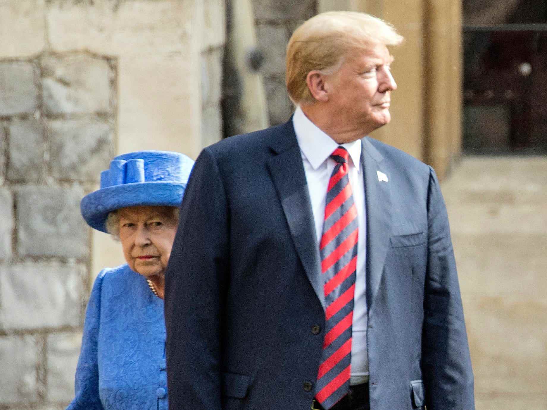 Trump geht vor Queen Elizabeth