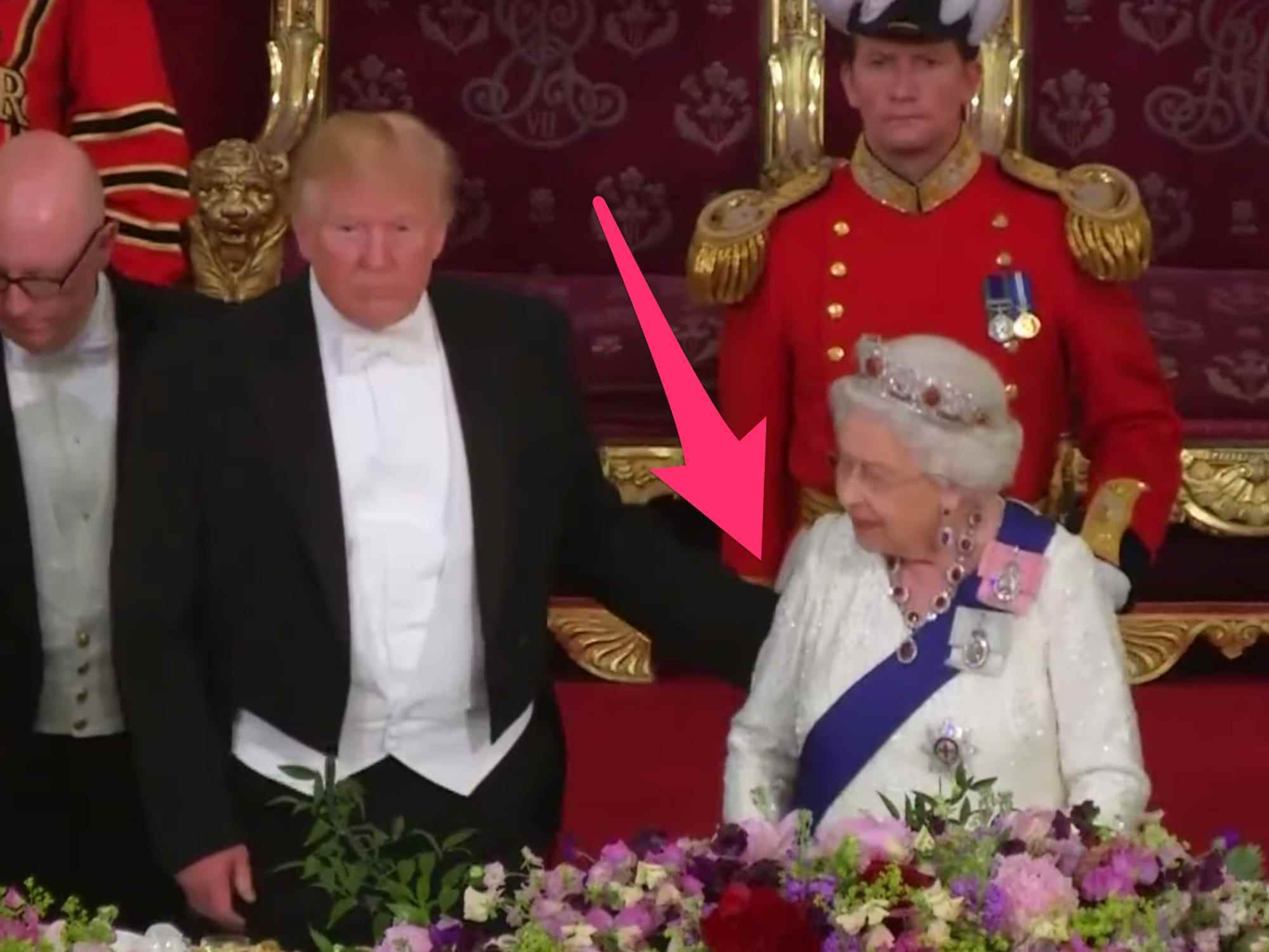 Präsident Donald Trump schien Queen Elizabeth zu berühren.