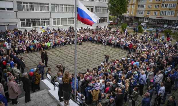Schüler und Mitarbeiter nehmen an einer Fahnenzeremonie in Nachabino, Russland, teil