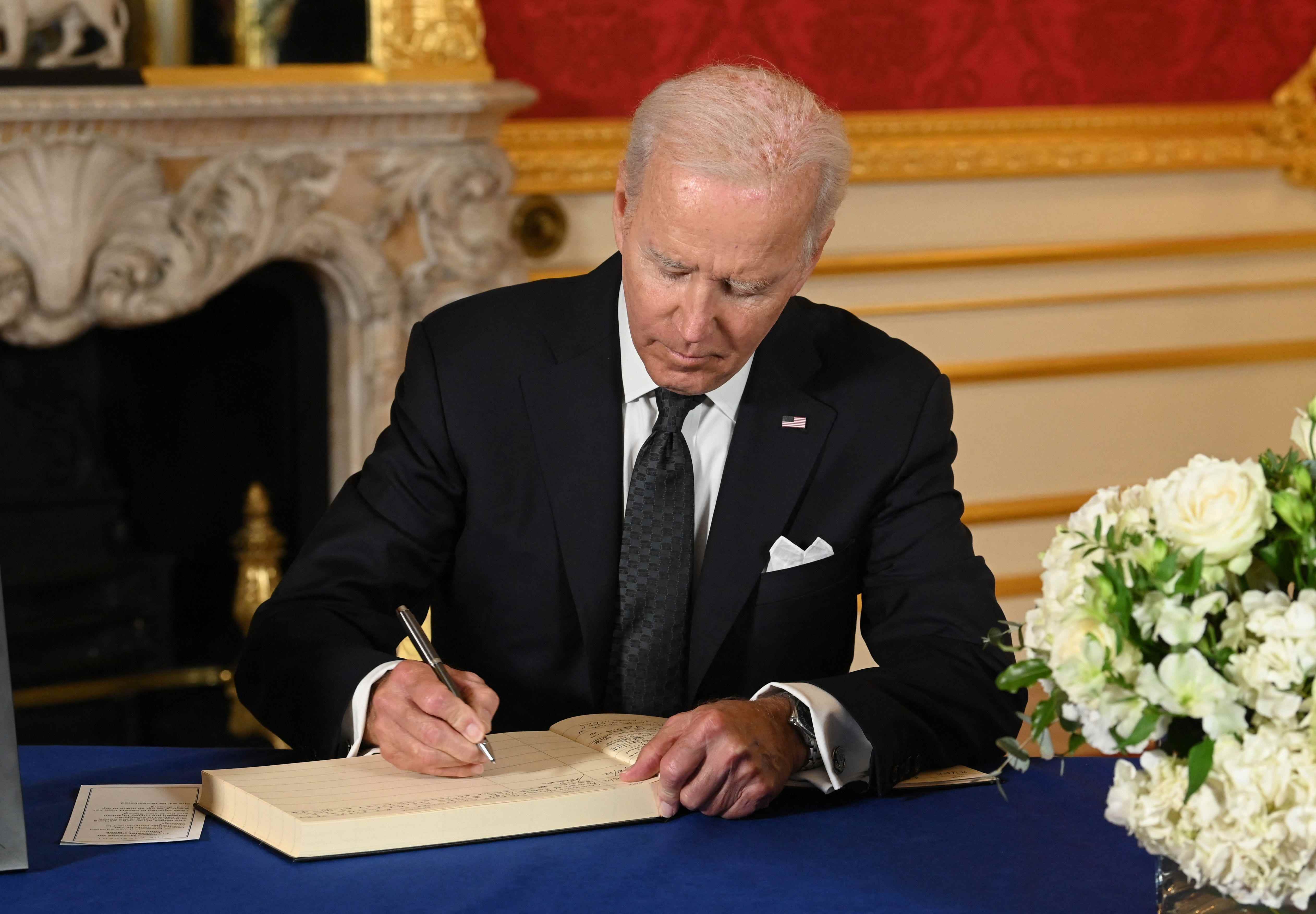 Präsident Joe Biden unterzeichnet am 18. September 2022 im Lancaster House in London ein Kondolenzbuch.