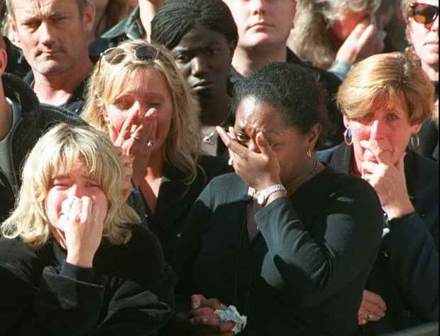 Trauernde in Whitehall, London, während der Trauerfeier für Diana, Prinzessin von Wales, im Jahr 1997.