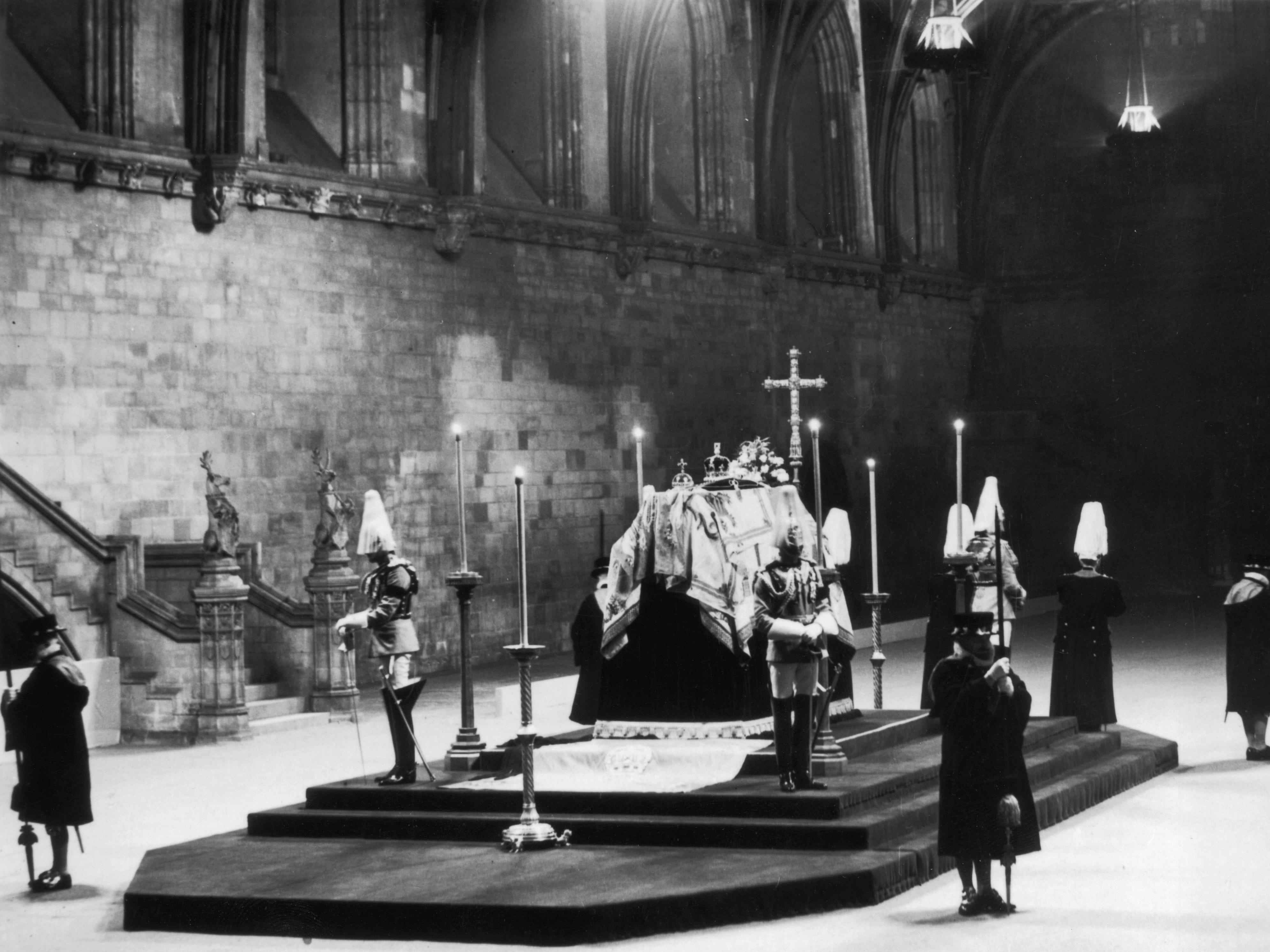 Wachen stehen um den Sarg von König George V herum, während er aufgebahrt ist.