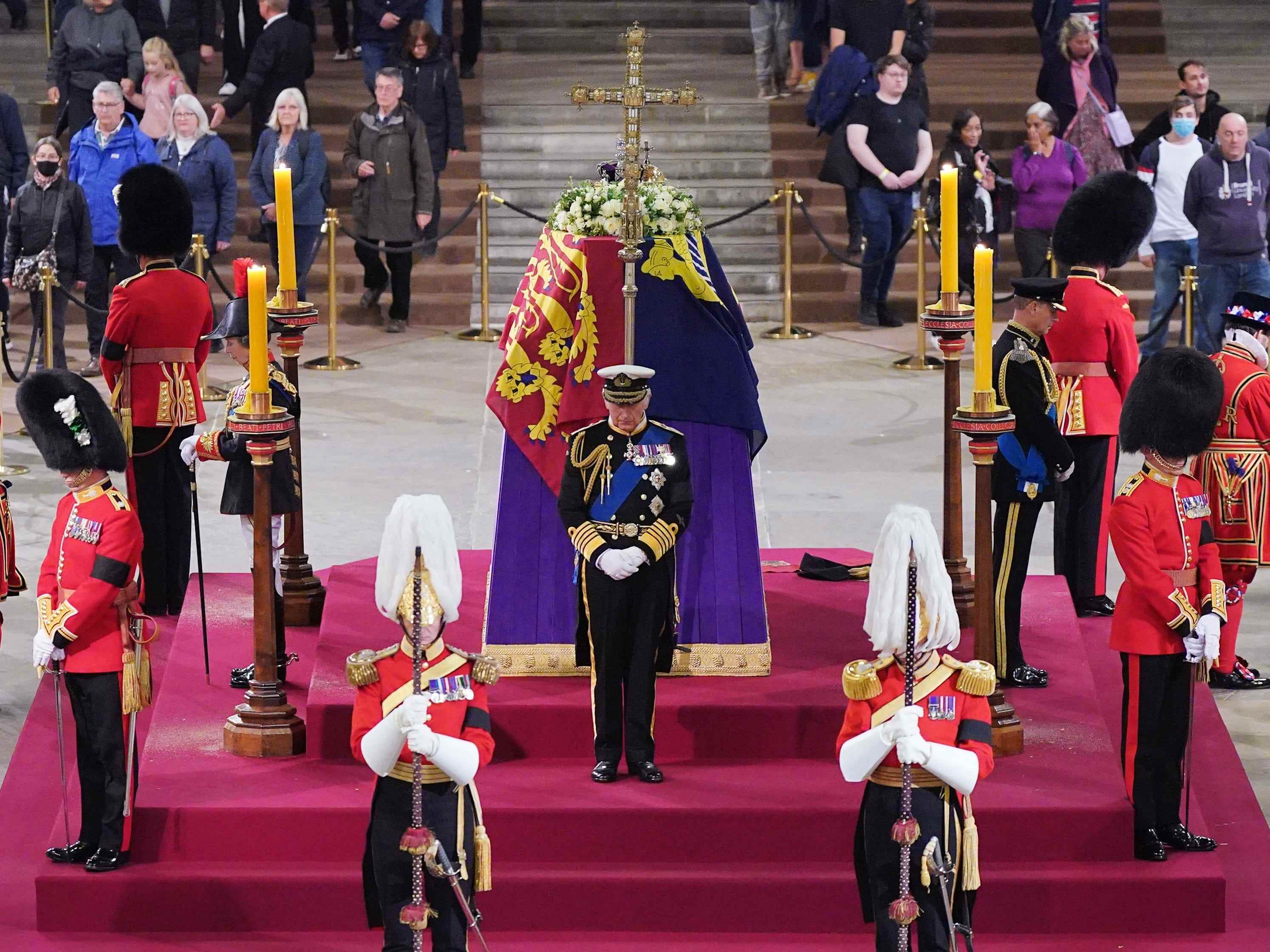König Karl III. und seine Geschwister bewachen den Sarg von Queen Elizabeth.