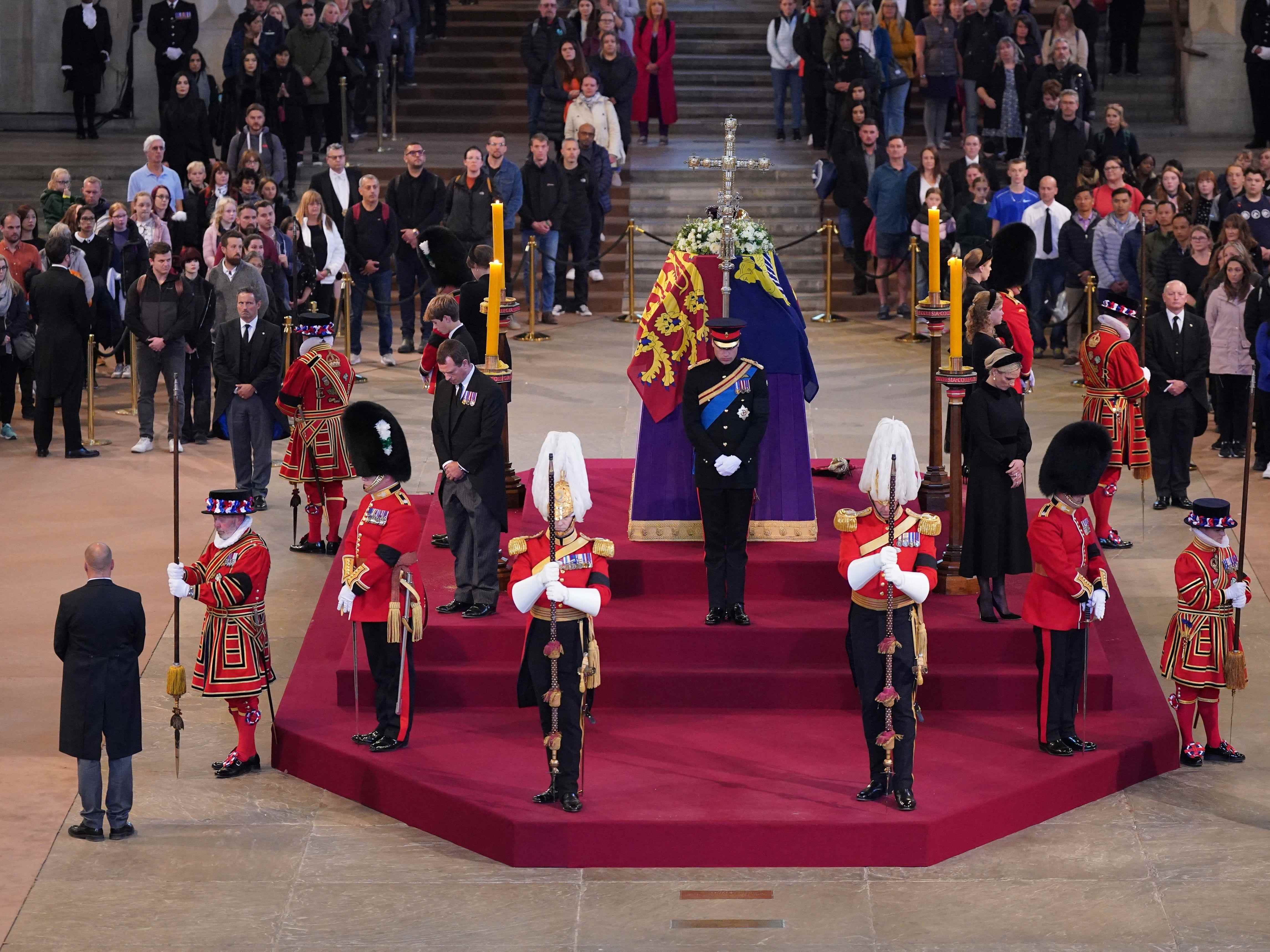 Die Enkelkinder von Königin Elizabeth II. halten am 17. September 2022 neben ihrem Sarg in der Westminster Hall Mahnwache.