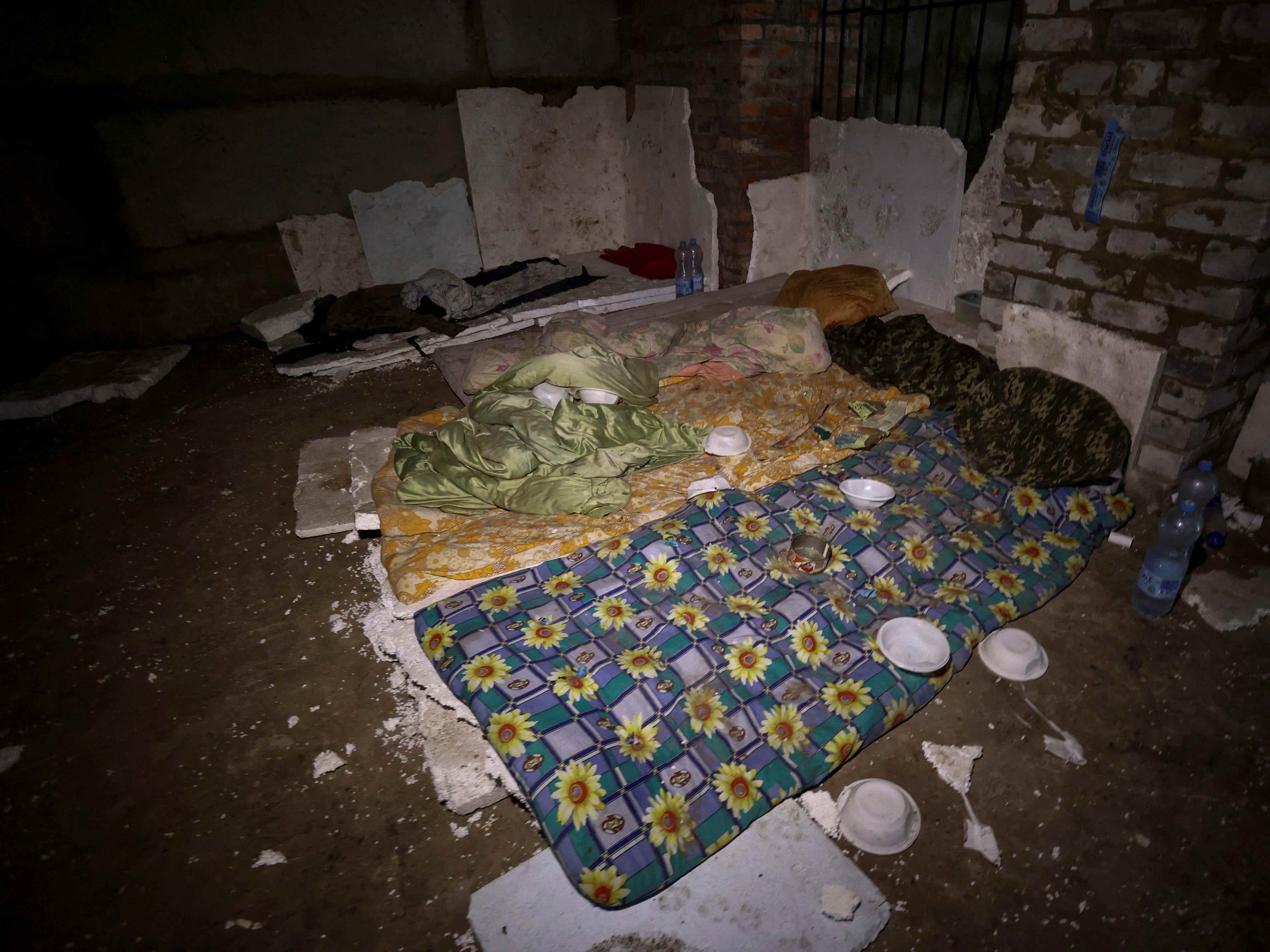 Eine Innenansicht zeigt einen Keller eines Gebäudes, das laut ukrainischen Behörden während der russischen Invasion im Dorf Kozacha Lopan in der Region Charkiw, Ukraine, am 18. September 2022 ein provisorisches russisches Gefängnis und eine Folterkammer war. REUTERS/Viktorija Jakymenko