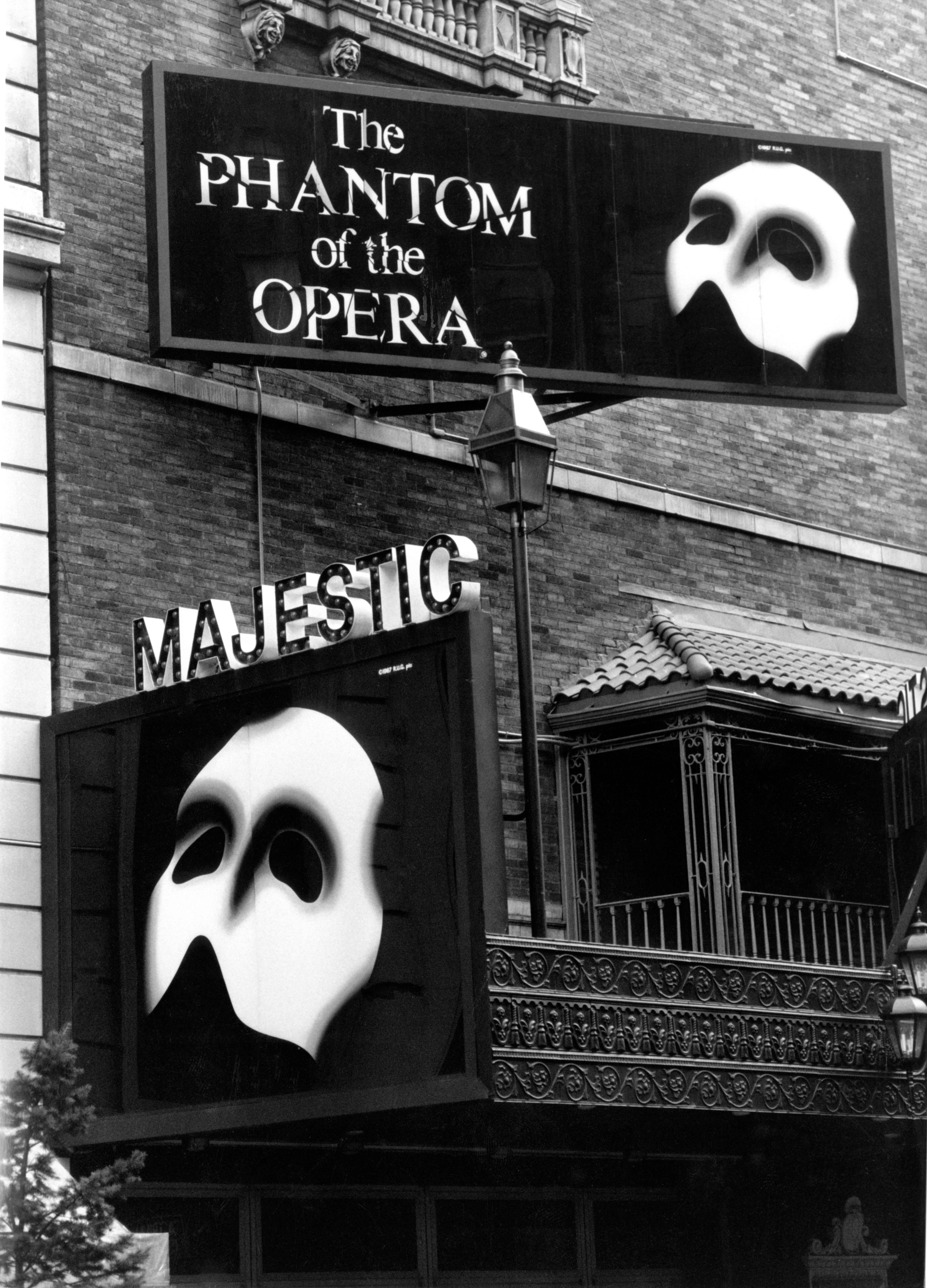 Werbetafeln für „Das Phantom der Oper“ vor dem Majestic Theatre vor seiner Broadway-Premiere im Januar 1998.