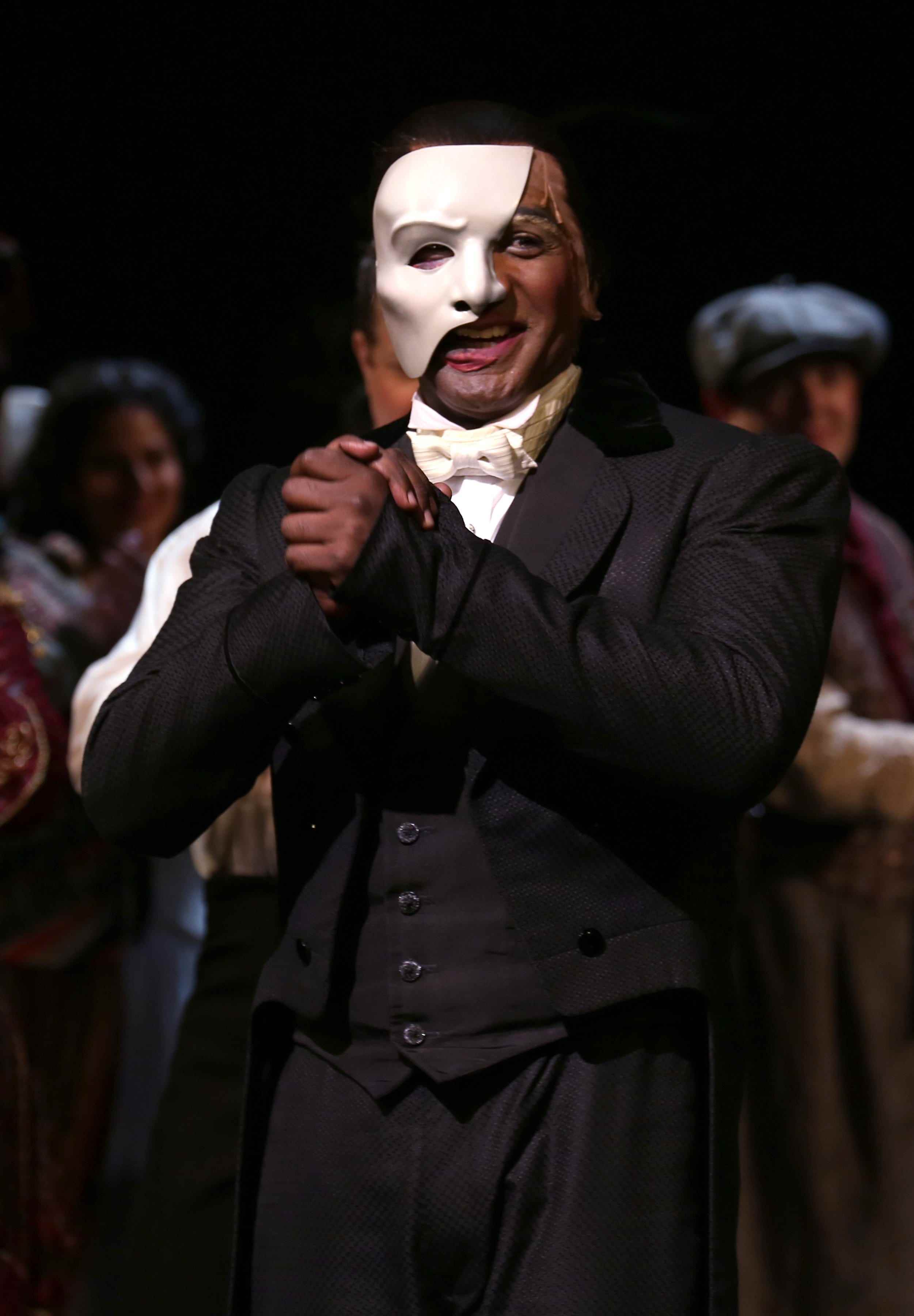 Norm Lewis in weißer Maske als Phantom der Oper