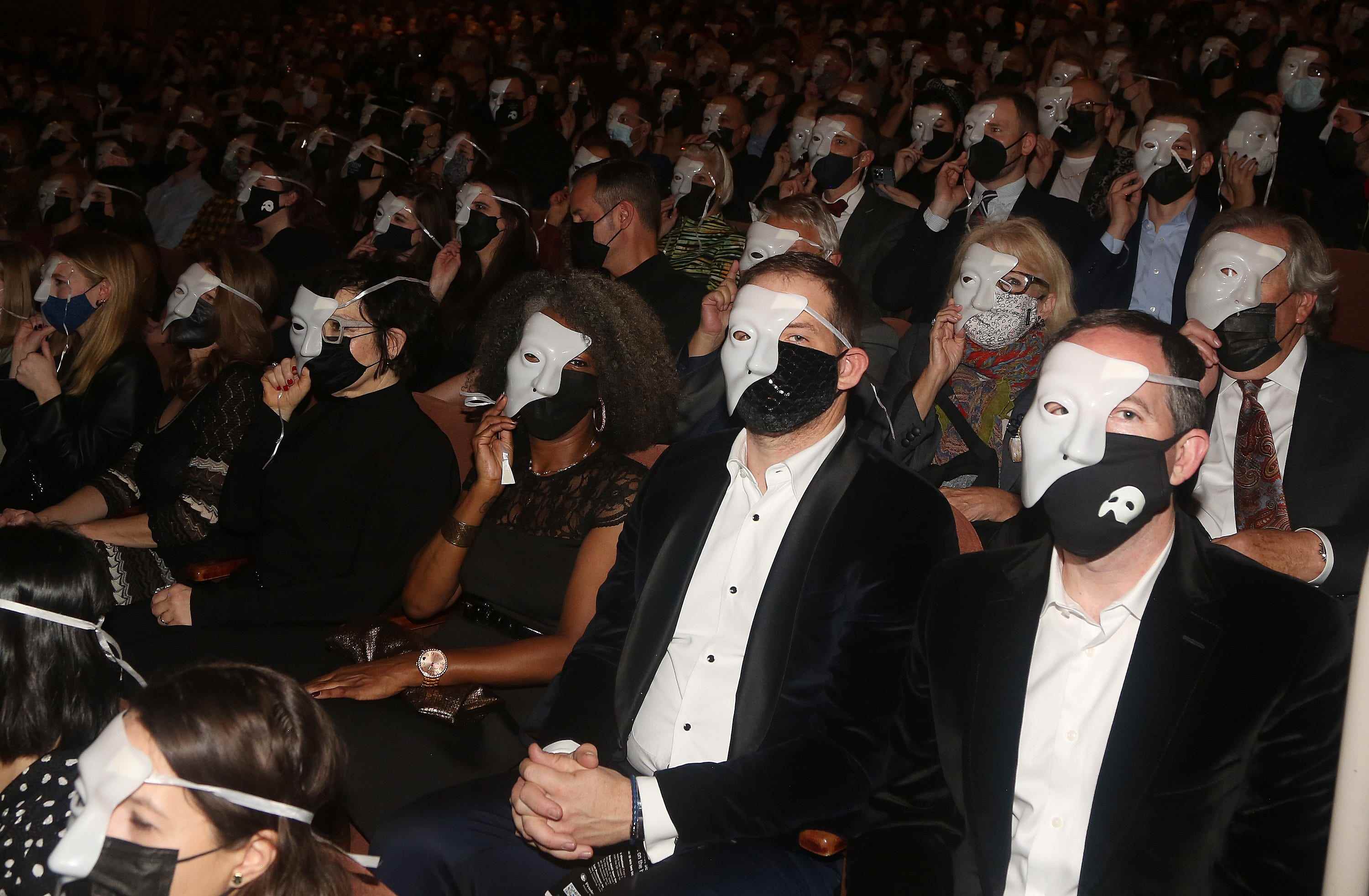 Audeince trägt Phantom-Masken bei „Das Phantom der Oper“
