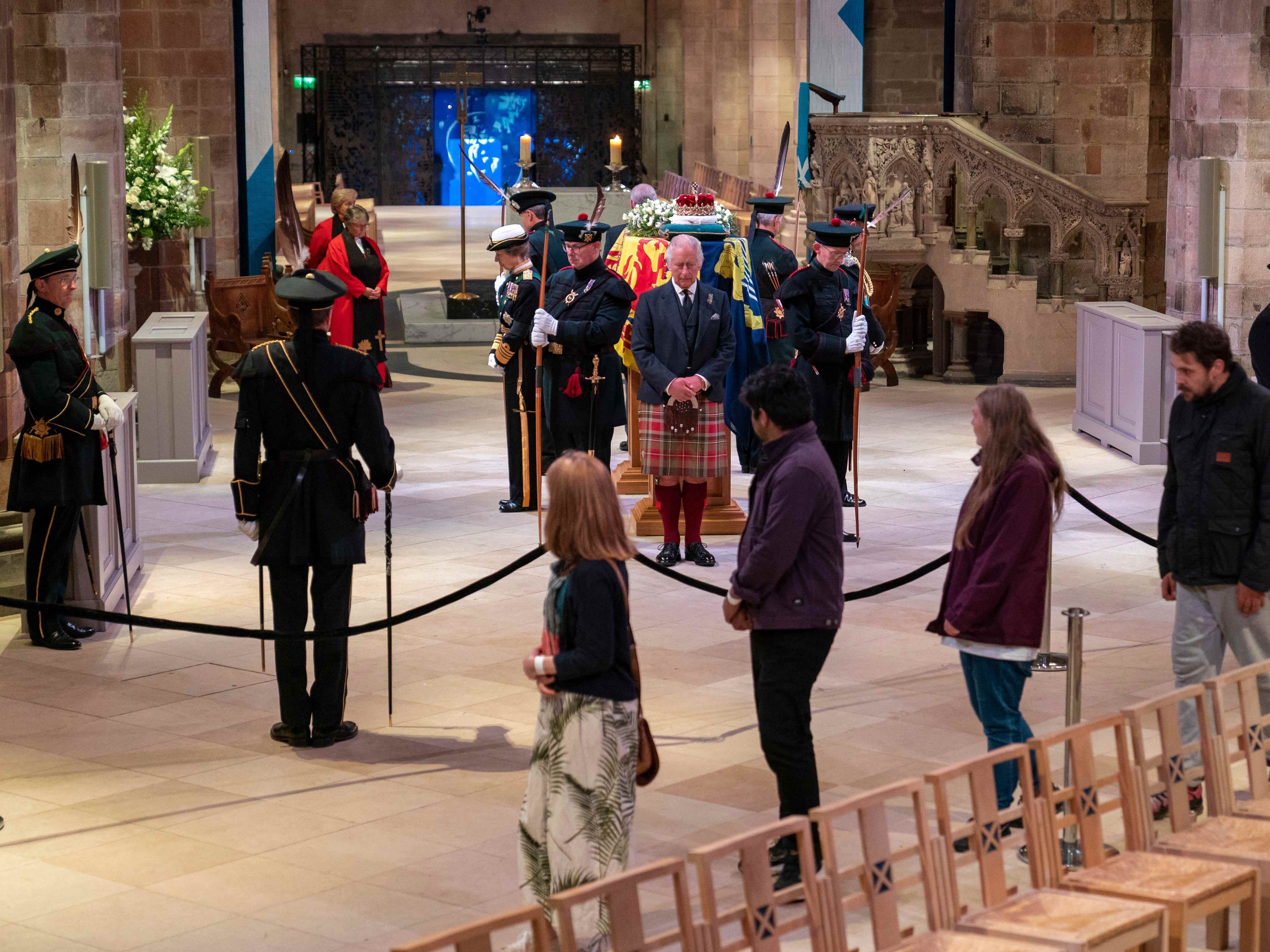 König Charles III., Prinz Edward, Prinzessin Anne und Prinz Andrew halten eine Mahnwache in der St Giles' Cathedral