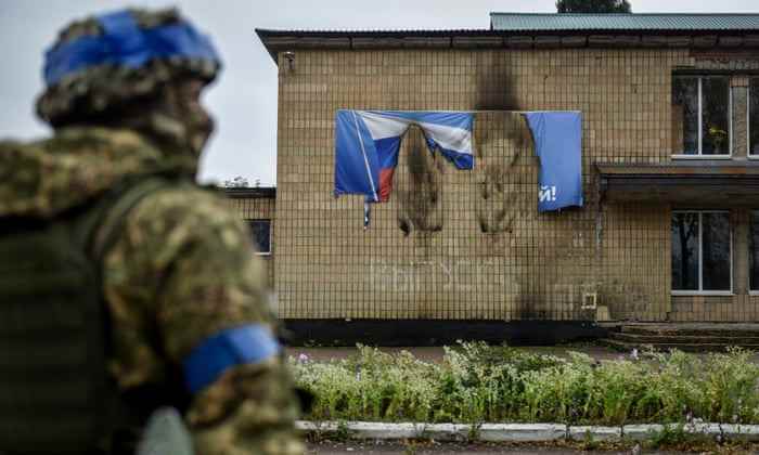 Ein verbranntes Banner mit russischer Flagge in Charkiw, Ukraine.