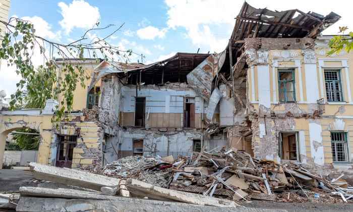 Ein beschädigtes Gebäude in Charkiw nach Angriffen russischer Streitkräfte.