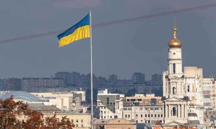 Eine ukrainische Flagge weht am Sonntag über der Stadt Charkiw.