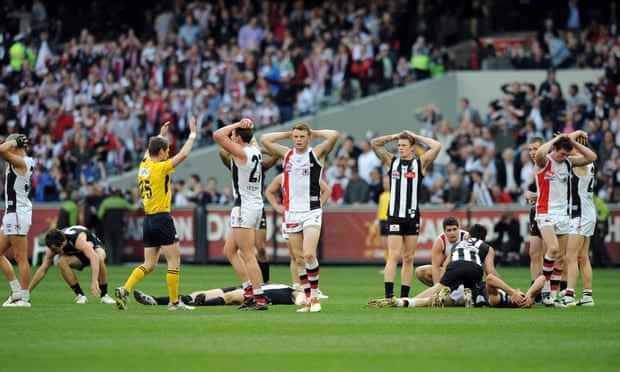 Die Spieler von St. Kilda und Collingwood stehen mit erhobenen Händen da, nachdem das AFL-Finale 2010 mit einem Unentschieden endete