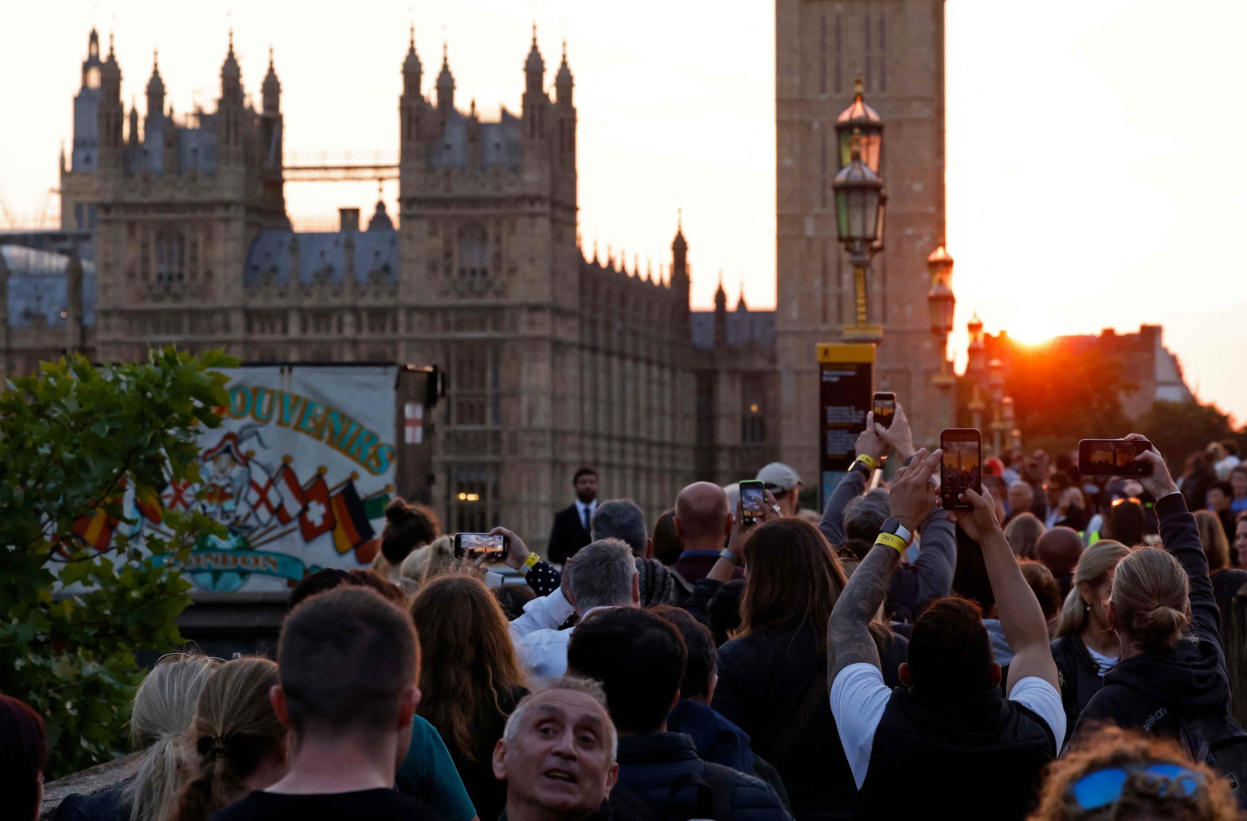 Mitglieder der Öffentlichkeit stellen sich in die Warteschlange auf der Westminster Bridge, während sie in der Schlange warten, um der verstorbenen Königin Elizabeth II., Die im Palast von Westminster in London am 14.