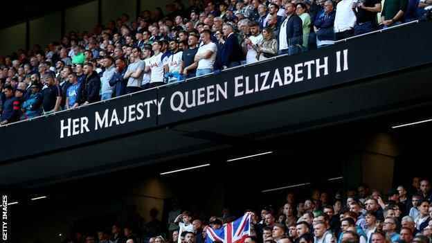 Tottenham-Fans legen eine Schweigeminute ein