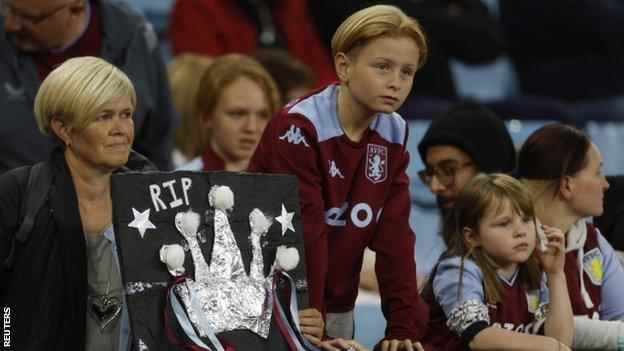 Aston Villa-Fans halten eine Hommage an Queen Elizabeth II