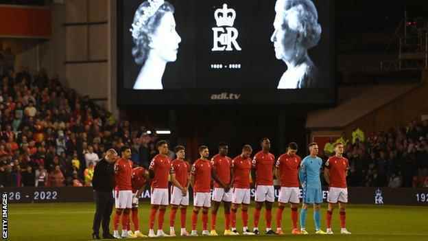 Spieler aus Nottingham Forest während einer Schweigeminute für Queen Elizabeth II