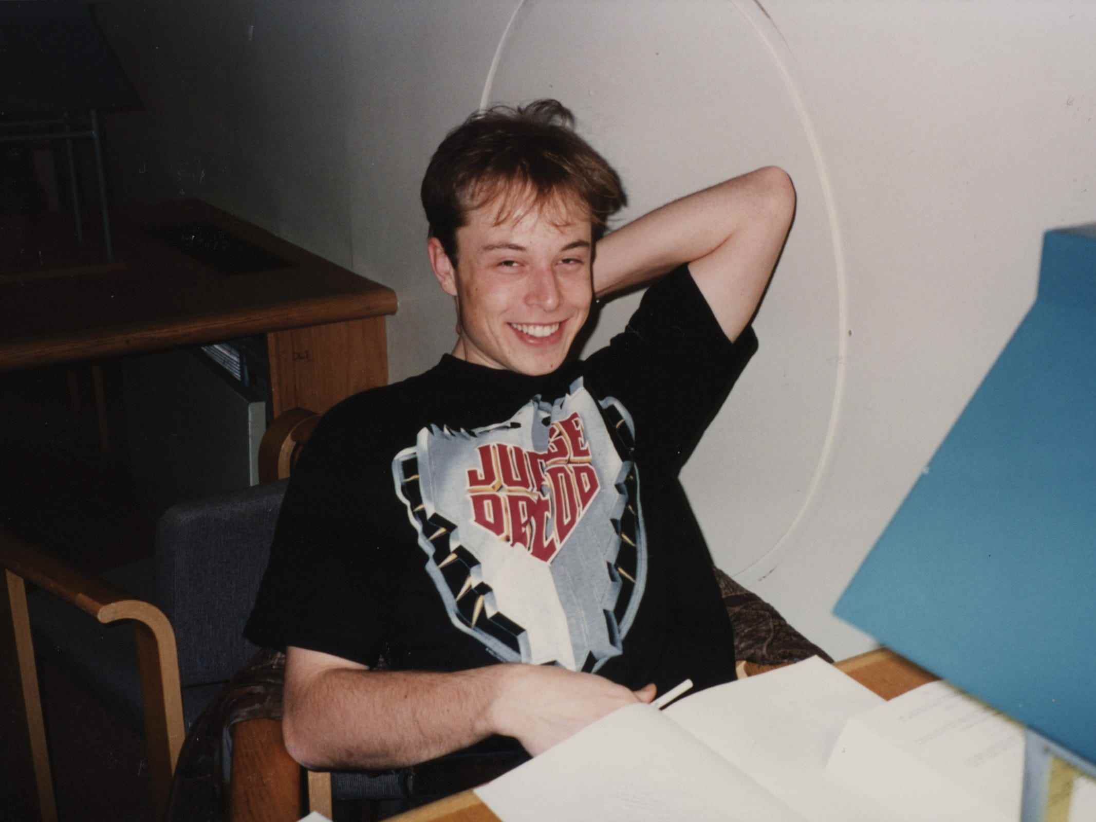 Elon Musk als 23-jähriger Senior an der University of Pennsylvania im Jahr 1994, der ihn glücklich mit einem Judge-Dredd-T-Shirt in einem Studiensaal im vierten Stock in einem der Quad-Türme zeigt.