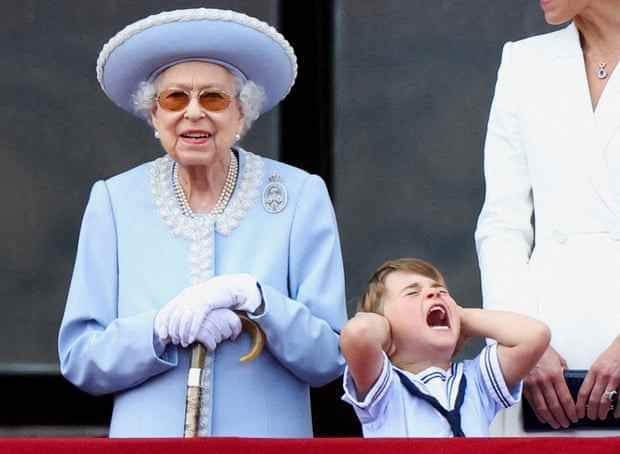 Prinz Louis genießt den Vorbeiflug der Royal Air Force neben der Queen beim Platin-Jubiläum.