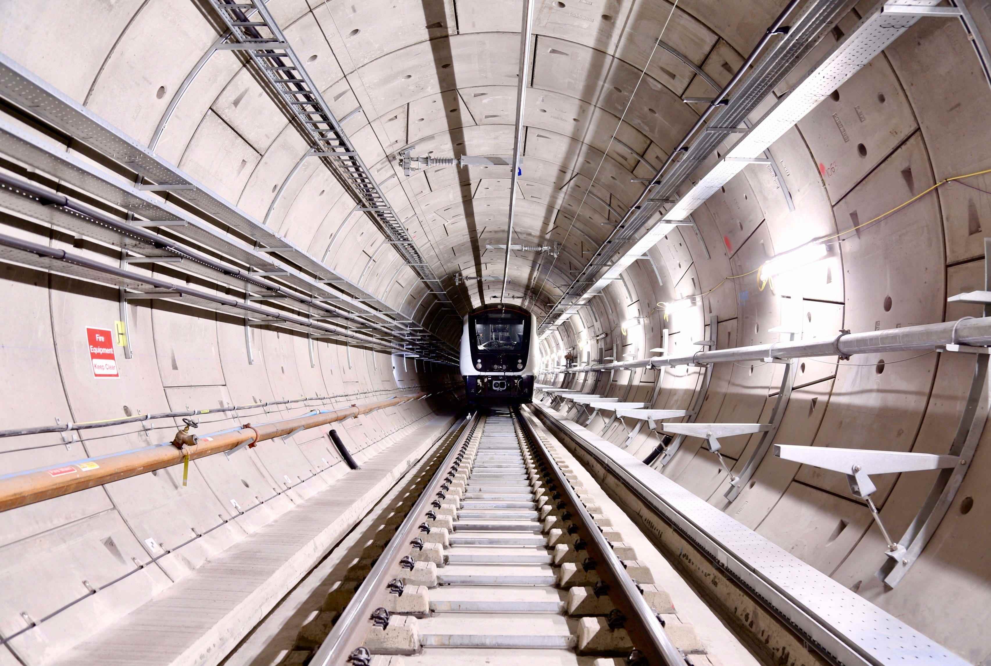 Der Zug der Elizabeth-Linie in einem unterirdischen Tunnel.