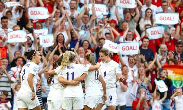 Ellen White aus England feiert den Treffer gegen Norwegen bei der Euro 2022.