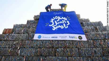 Umweltschützer bauen im Rahmen einer Veranstaltung zur Sensibilisierung für die Umweltverschmutzung am „World Cleanup Day“ eine Pyramide aus Kunststoffabfällen, die im Nil gesammelt wurden.  am Samstag in der ägyptischen Gegend von Gizeh nahe der Hauptstadt Kairo. 