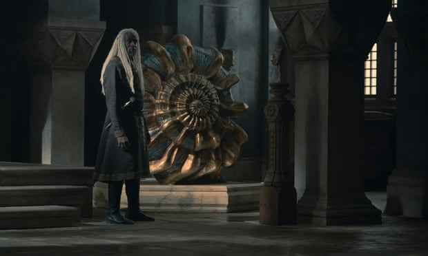 Wie die verrückte Fantasie eines ozeanischen Gothics … Lord Velaryon (Steve Toussaint) bei Flut.