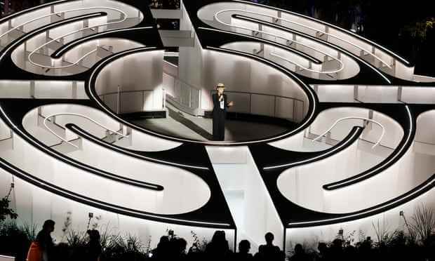 Symbiotische Symmetrie … Devlin spricht in ihrer Spiegellabyrinth-Installation für Chanel in Miami.