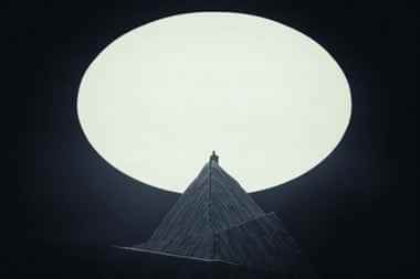 Kanye West auf einem von Devlin entworfenen Berg auf der Yeezus-Tour.
