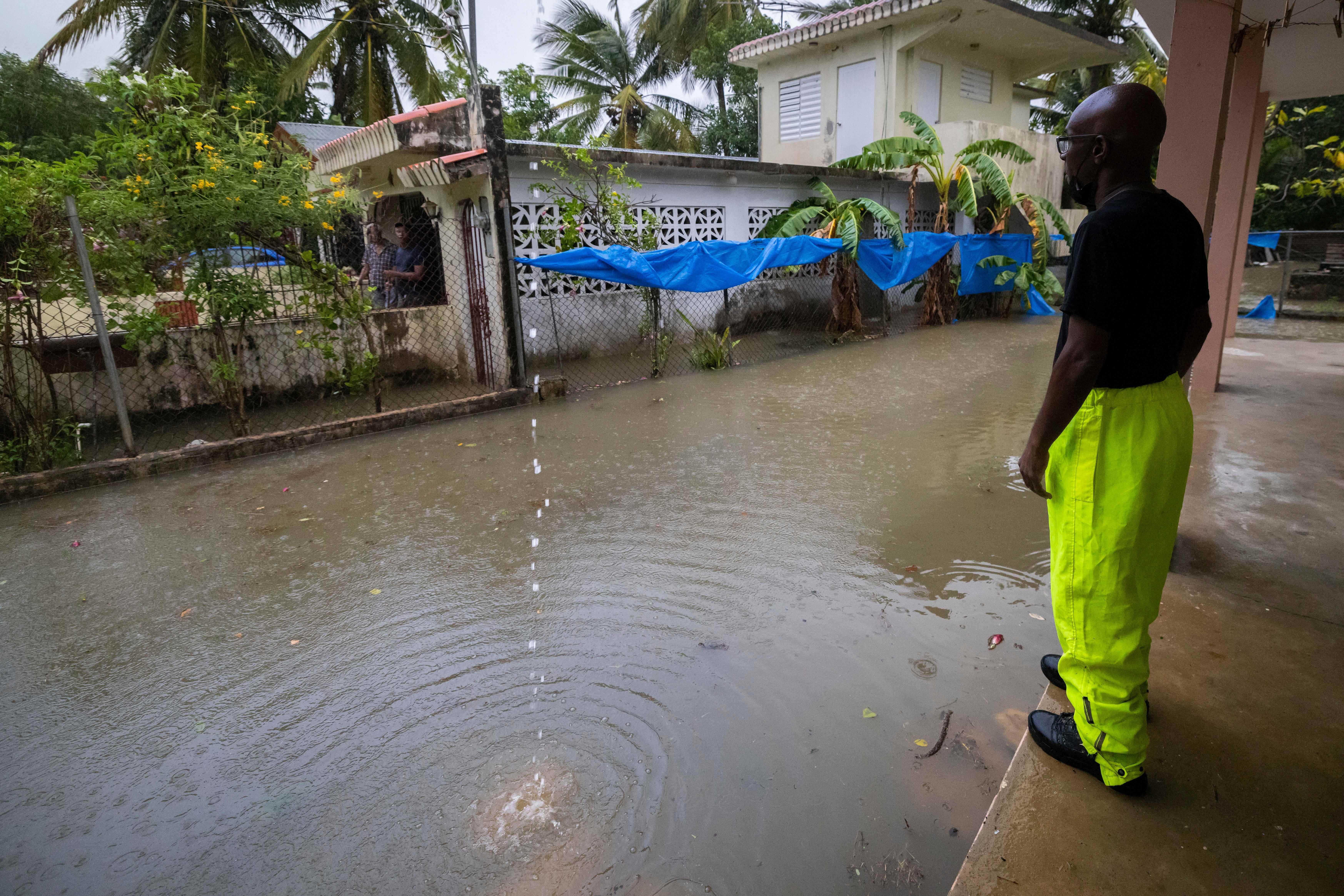 Ein Mitarbeiter der Gemeinde Loiza ruft die Bewohner zur Evakuierung wegen drohender Überschwemmungen aufgrund der Regenfälle des Hurrikans Fiona in Loiza, Puerto Rico, am Sonntag, den 18. September 2022, auf.