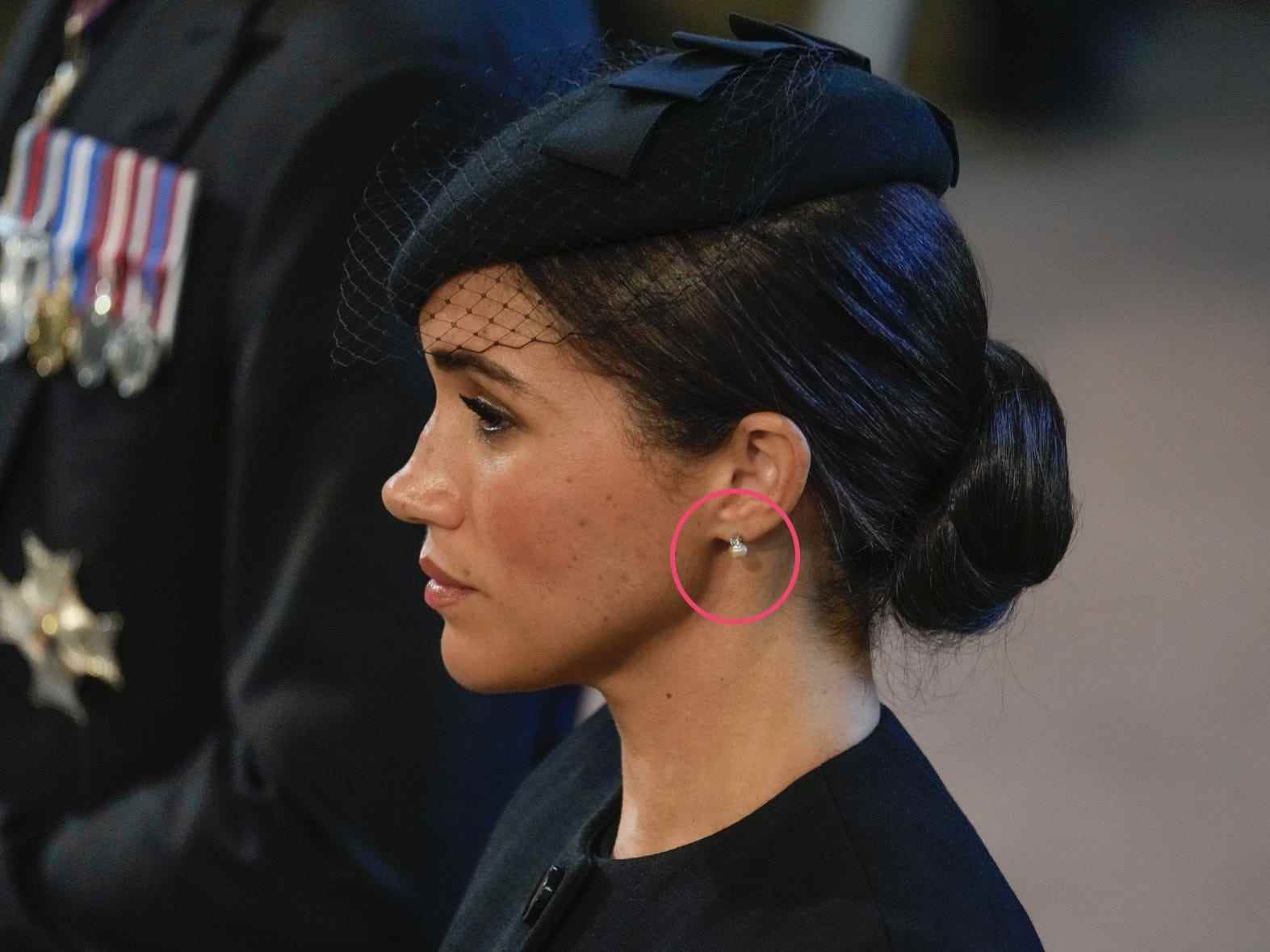 Meghan Markle trägt Perlen-Diamant-Ohrringe von Queen.