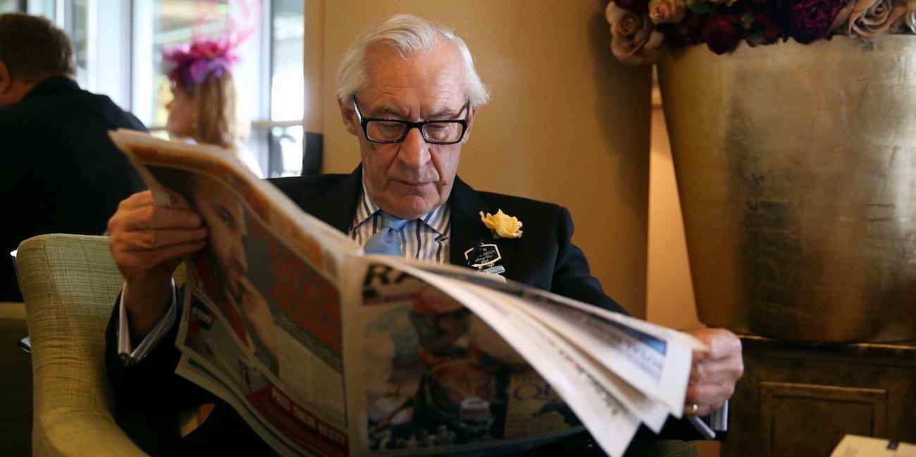 wohlhabender Rentner, der Zeitung liest