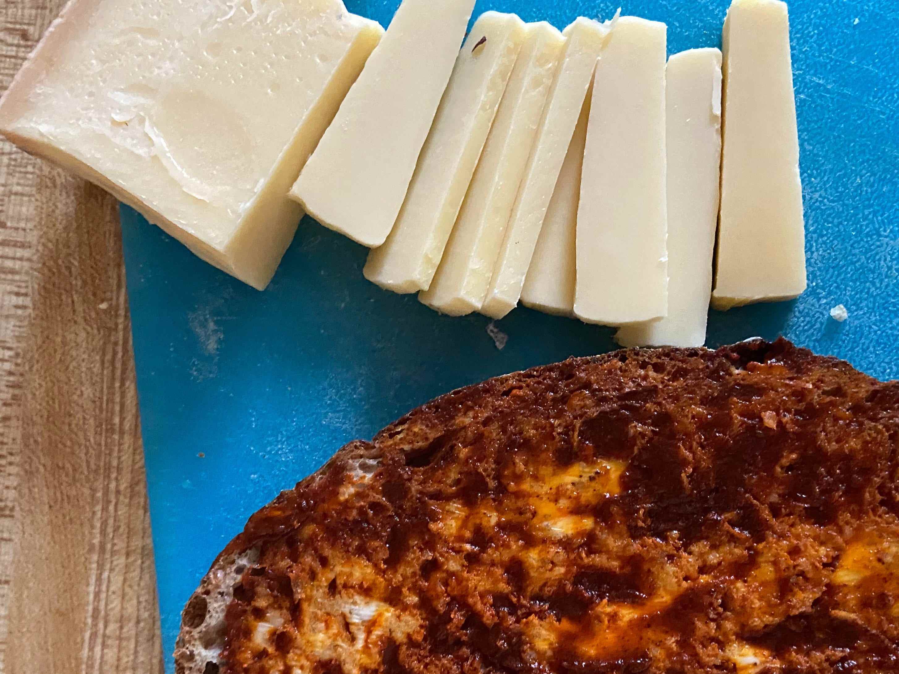 Comté-Käse über einer gerösteten Scheibe Sauerteigbrot