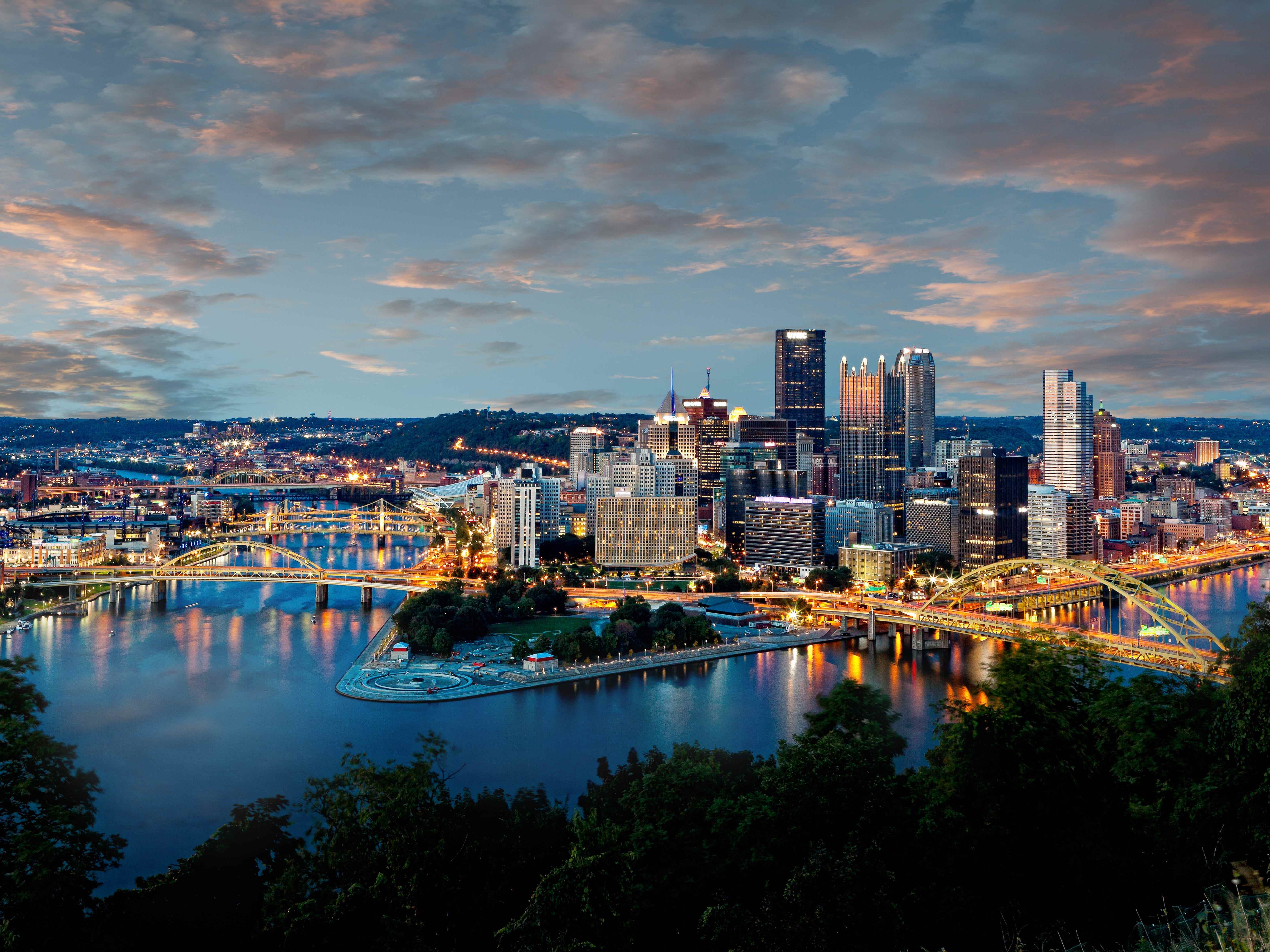 Pittsburgh, Pennsylvania in der Abenddämmerung.