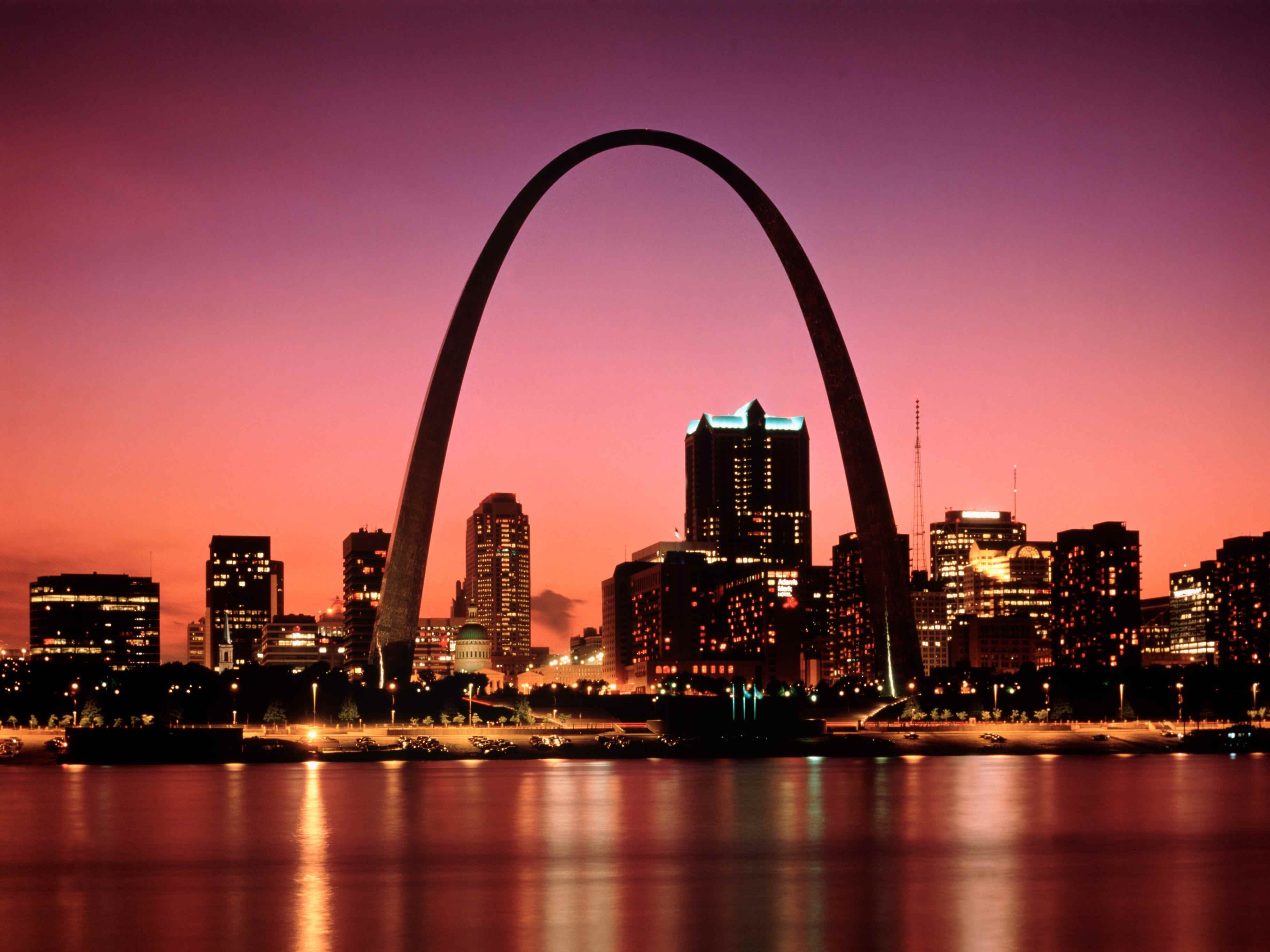 Skyline von St. Louis, Missouri in der Abenddämmerung