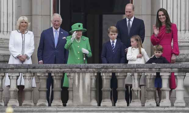 Die Königin und die königliche Familie auf dem Balkon des Buckingham Palace, Juni 2022.