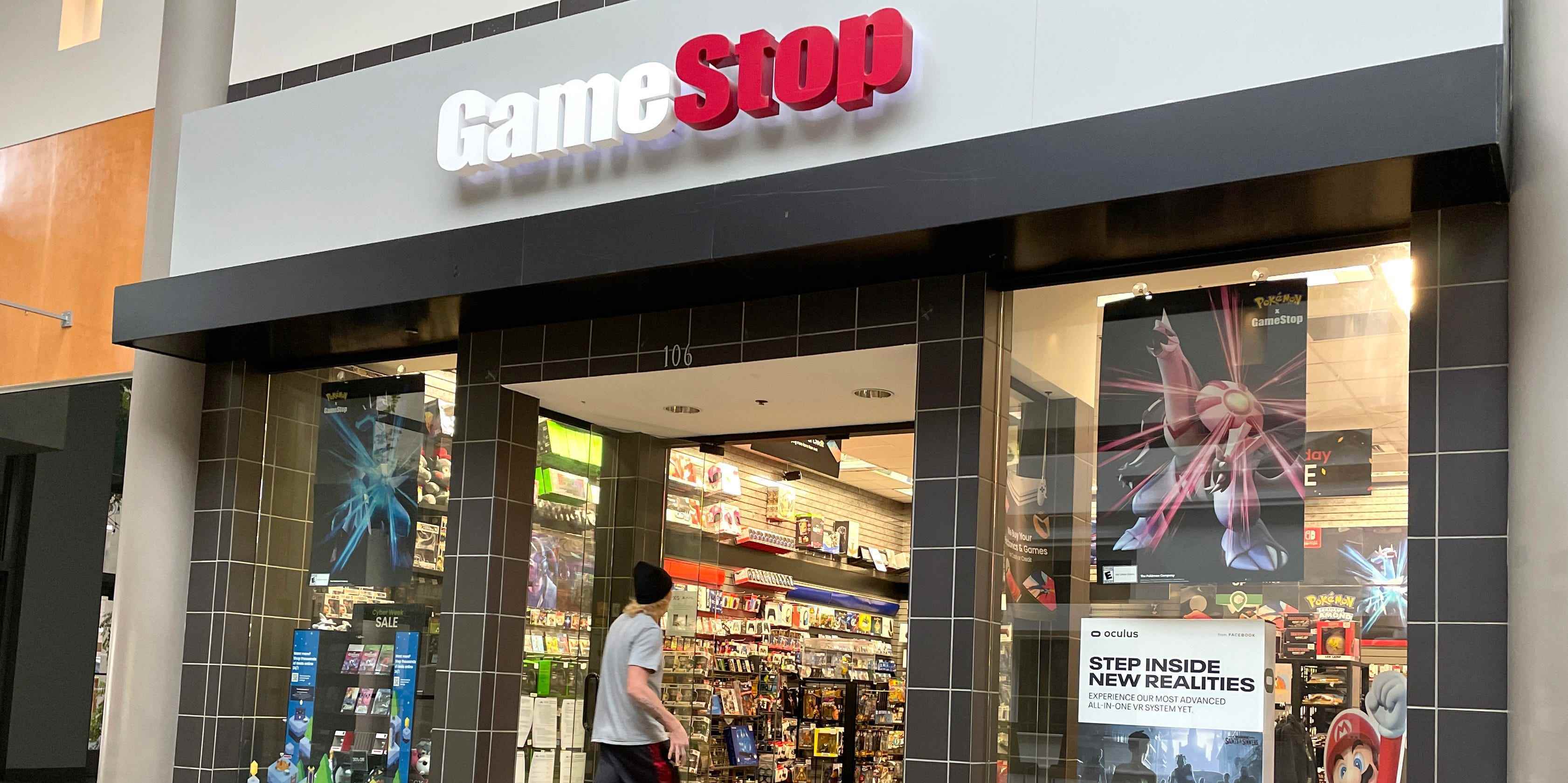 Ein junger Mann betritt einen Videospielladen von GameStop.