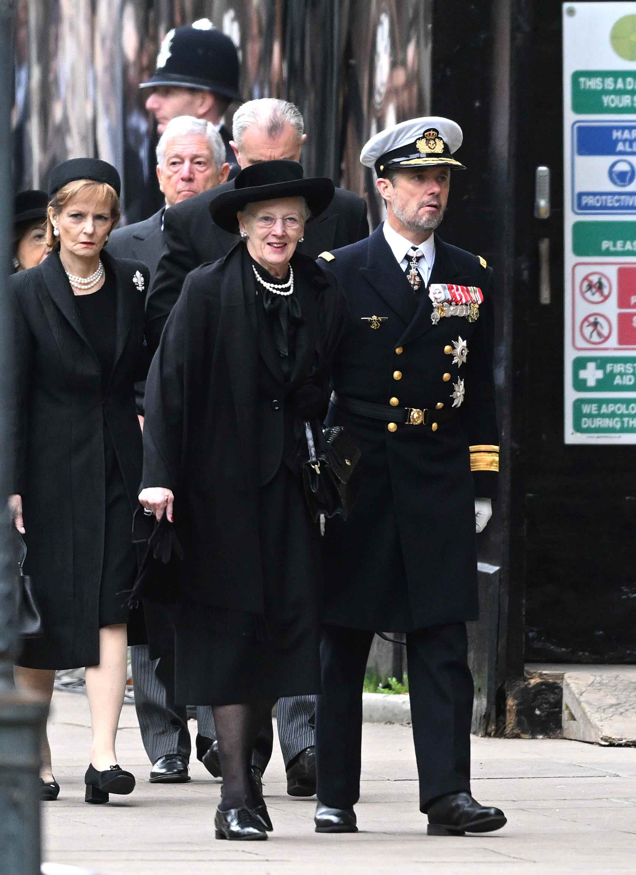 Margrethe II. von Dänemark und Frederik, Kronprinz von Dänemark, treffen am 19. September 2022 zum Staatsbegräbnis von Königin Elizabeth II. in der Westminster Abbey in London ein.